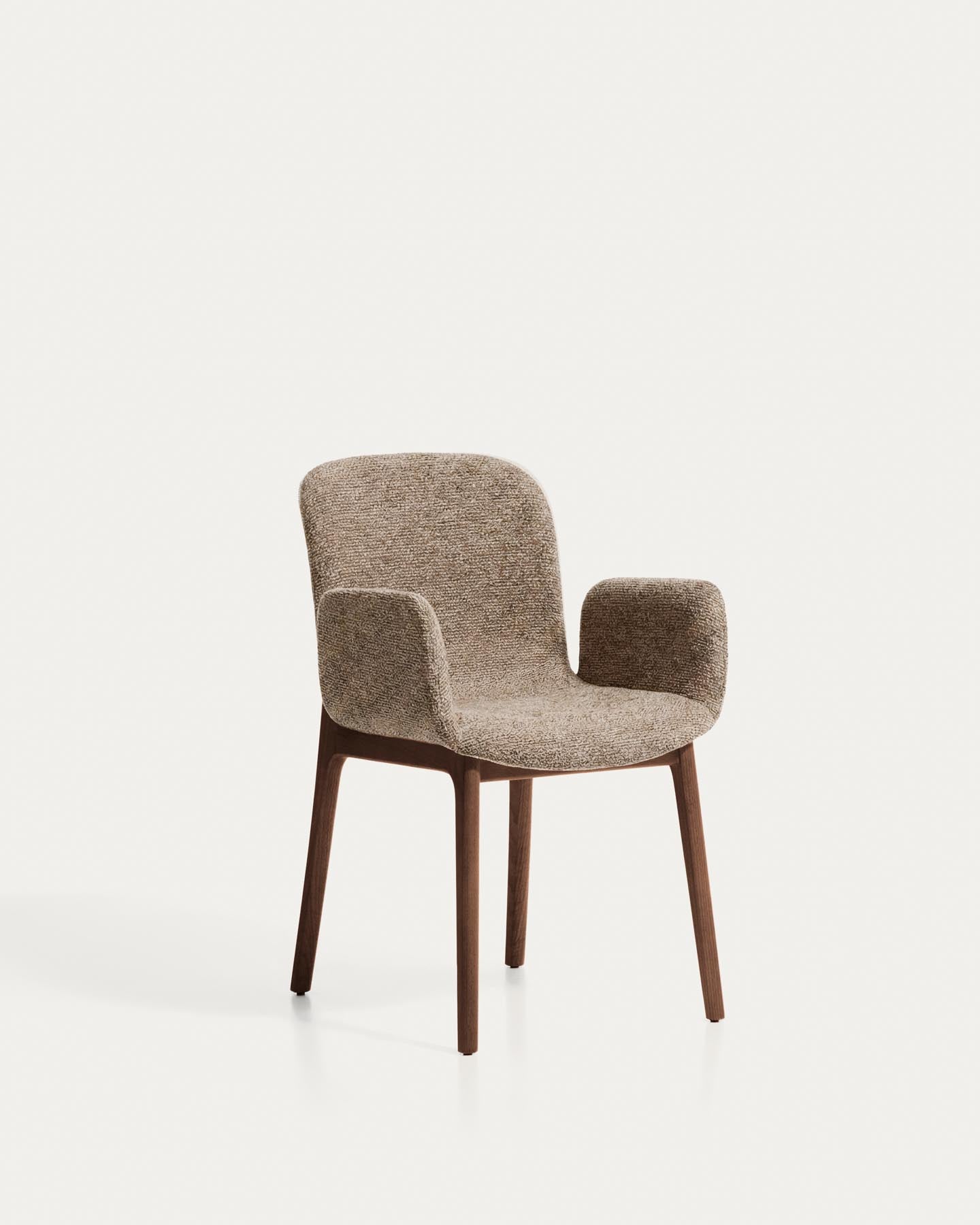 Stuhl Elnor mit Armlehnen aus brauner Chenille und Beinen aus massivem Eichenholz mit Nussbaum-Finish in Braun präsentiert im Onlineshop von KAQTU Design AG. Stuhl ist von Kave Home