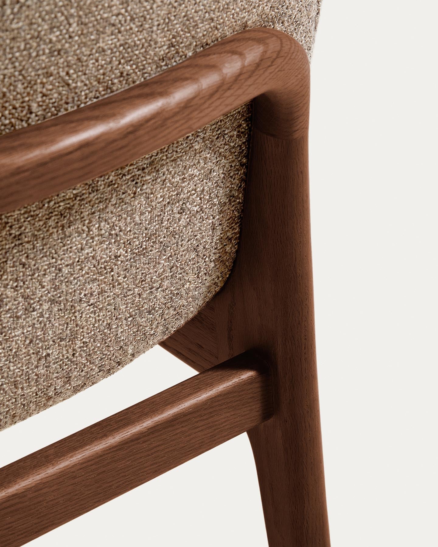 Stuhl Elnor mit Armlehnen aus brauner Chenille und Beinen aus massivem Eichenholz mit Nussbaum-Finish in Braun präsentiert im Onlineshop von KAQTU Design AG. Stuhl ist von Kave Home