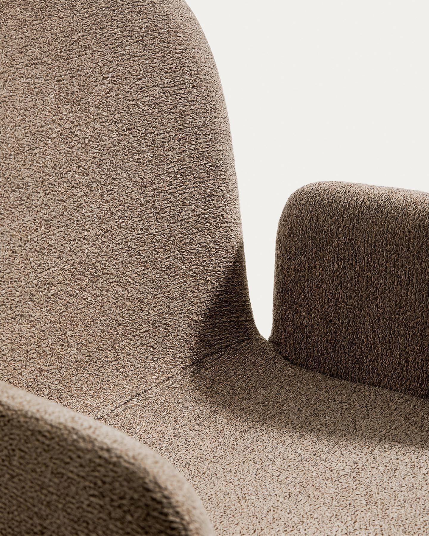 Stuhl Elnor mit Armlehnen aus brauner Chenille und Beinen aus massivem Eichenholz mit Nussbaum-Finish in Braun präsentiert im Onlineshop von KAQTU Design AG. Stuhl ist von Kave Home