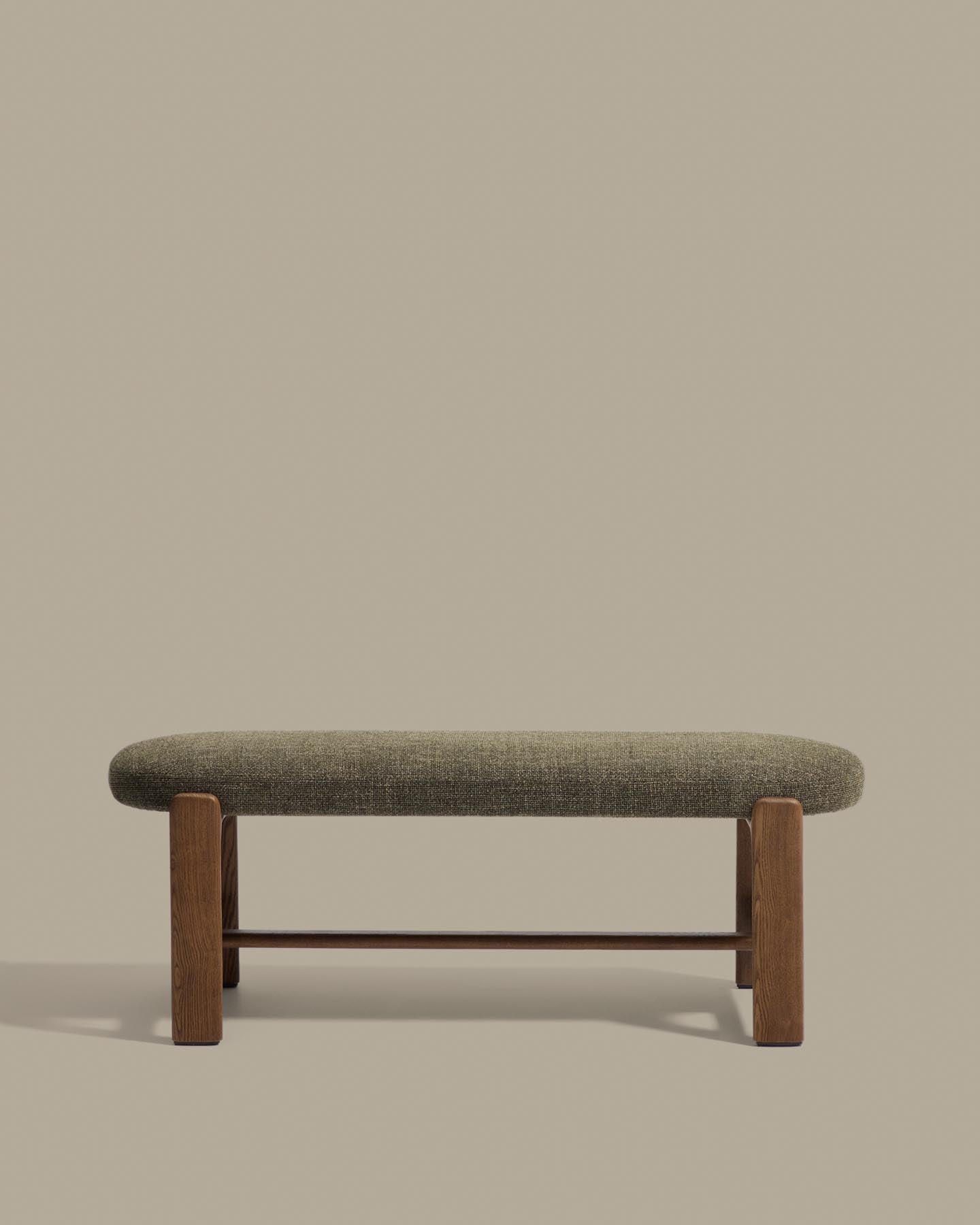Bank Granite mit grüner Chenille und massivem Eschenholz mit Nussbaumfinish, 120 cm, FSC 100 % in Dunkelgrün präsentiert im Onlineshop von KAQTU Design AG. Sitzbank ist von Kave Home