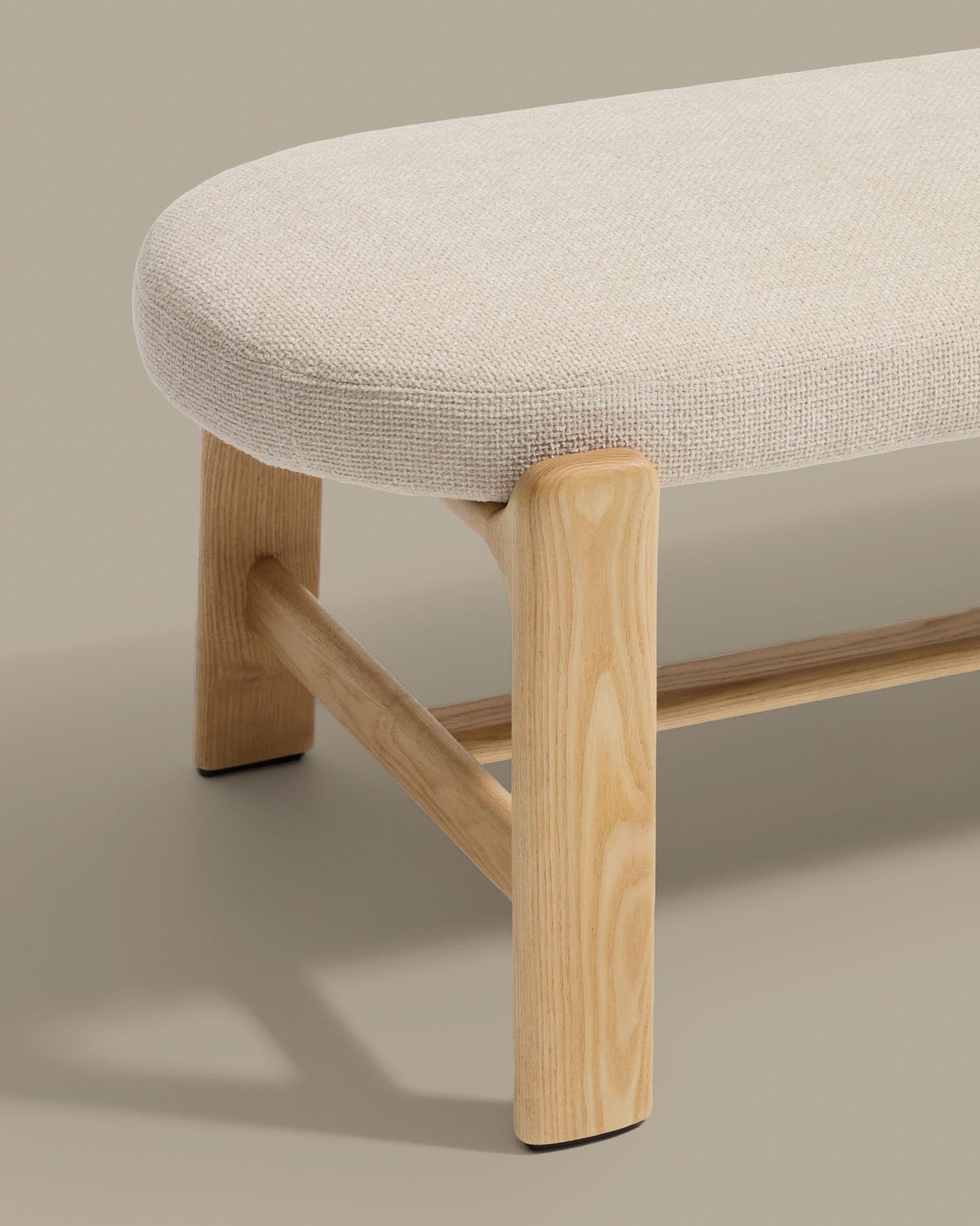 Bank Granite mit beiger Chenille und massivem Eschenholz mit naturfarbenem Finish, 120 cm, FSC 100 % in Beige präsentiert im Onlineshop von KAQTU Design AG. Sitzbank ist von Kave Home