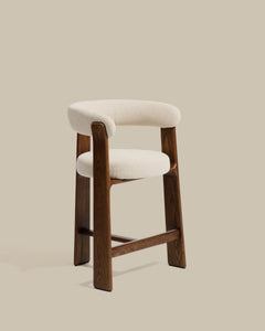 Sgabello treppiede in granito con ciniglia beige e legno massello di frassino con finitura noce, FSC 100%, 65 cm