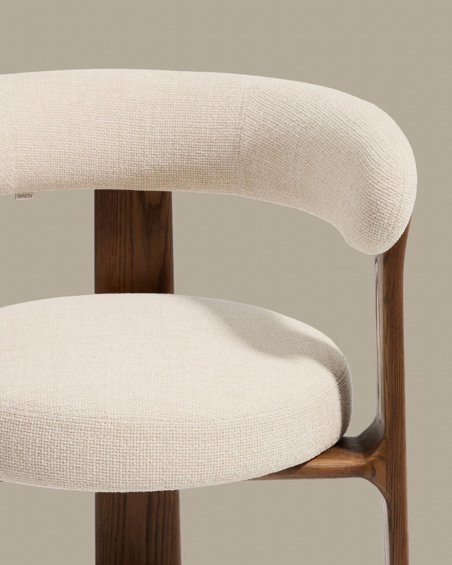 Dreibein-Hocker Granite mit beiger Chenille und massivem Eschenholz mit Nussbaumfinish, FSC 100 %, 65 cm in Beige präsentiert im Onlineshop von KAQTU Design AG. Barhocker ist von Kave Home
