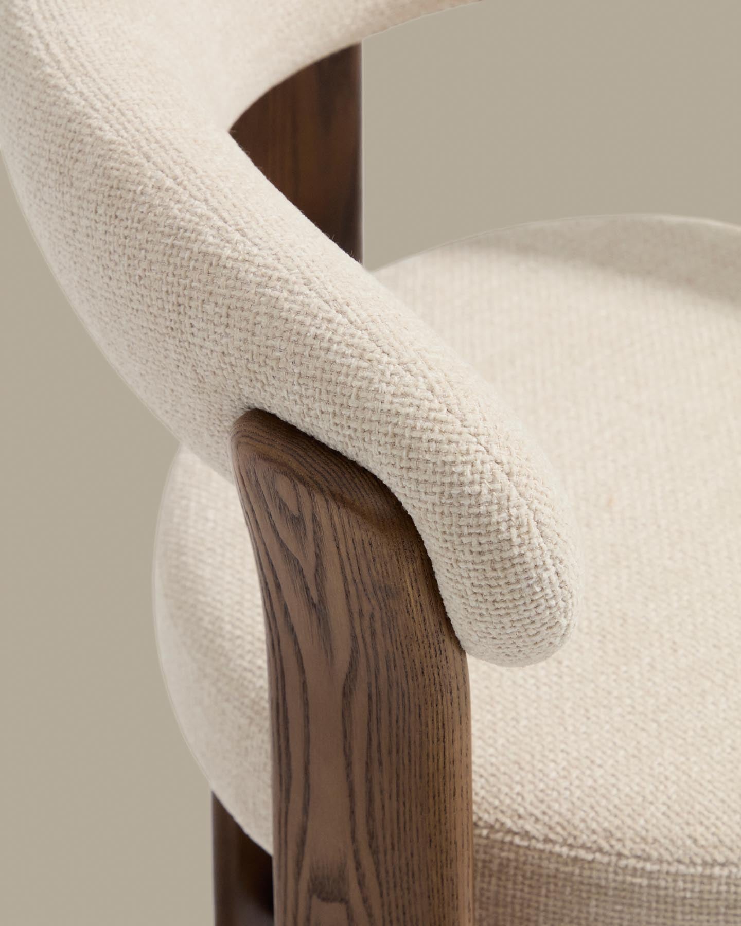 Dreibein-Hocker Granite mit beiger Chenille und massivem Eschenholz mit Nussbaumfinish, FSC 100 %, 65 cm in Beige präsentiert im Onlineshop von KAQTU Design AG. Barhocker ist von Kave Home