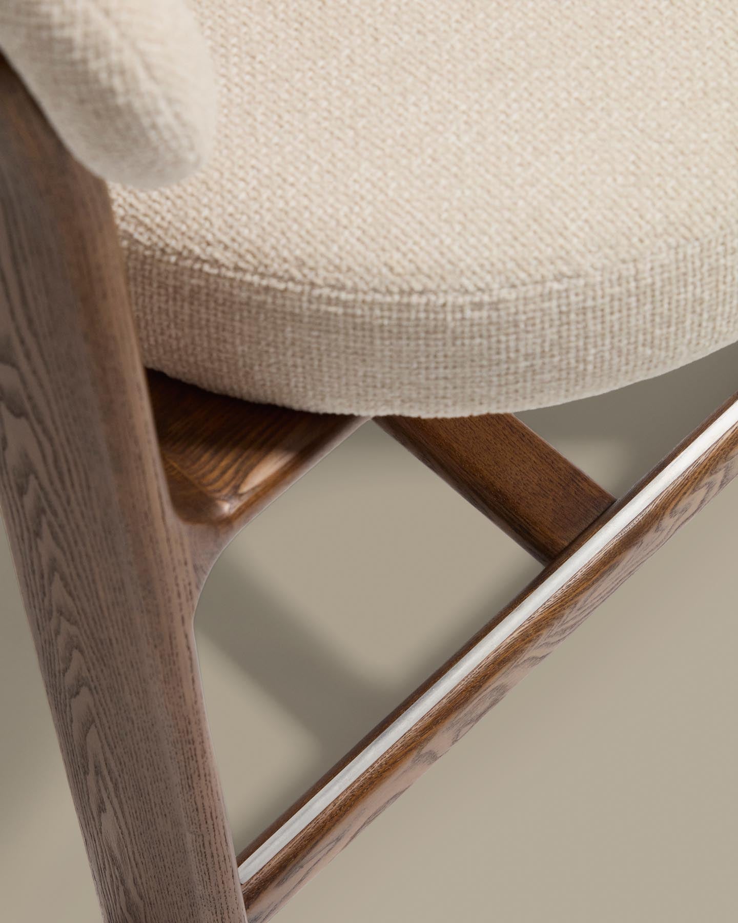 Dreibein-Hocker Granite mit beiger Chenille und massivem Eschenholz mit Nussbaumfinish, FSC 100 %, 65 cm in Beige präsentiert im Onlineshop von KAQTU Design AG. Barhocker ist von Kave Home