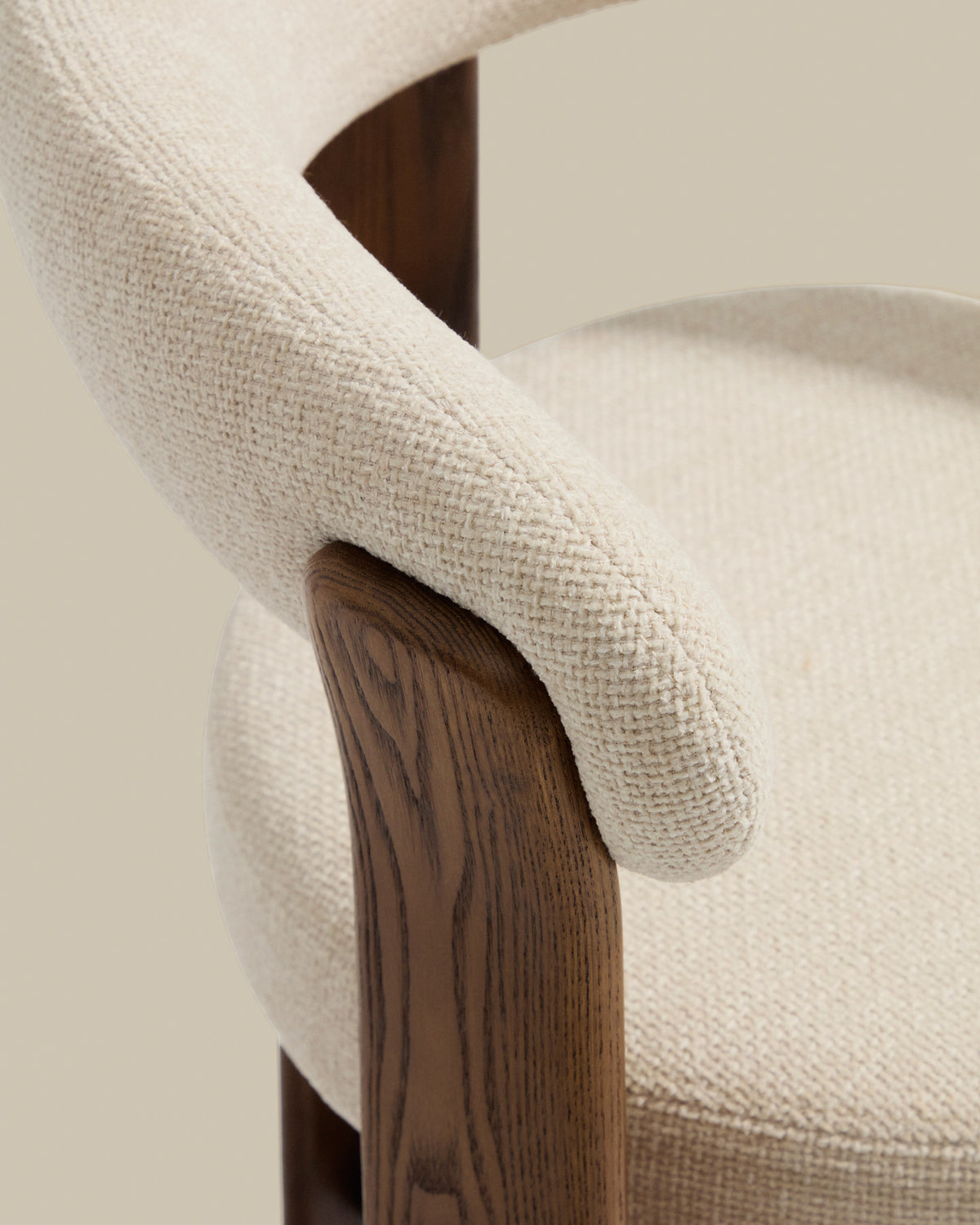 Dreibein-Hocker Granite mit beiger Chenille und massivem Eschenholz mit Nussbaumfinish, FSC 100 %, 65 cm in Beige präsentiert im Onlineshop von KAQTU Design AG. Barhocker ist von Kave Home