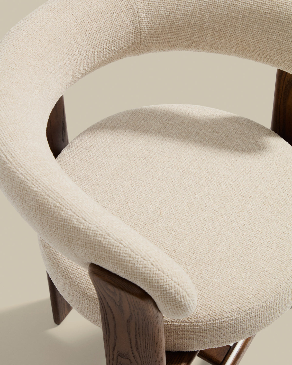 Dreibein-Hocker Granite mit beiger Chenille und massivem Eschenholz mit Nussbaumfinish, FSC 100 %, 65 cm in Beige präsentiert im Onlineshop von KAQTU Design AG. Barhocker ist von Kave Home