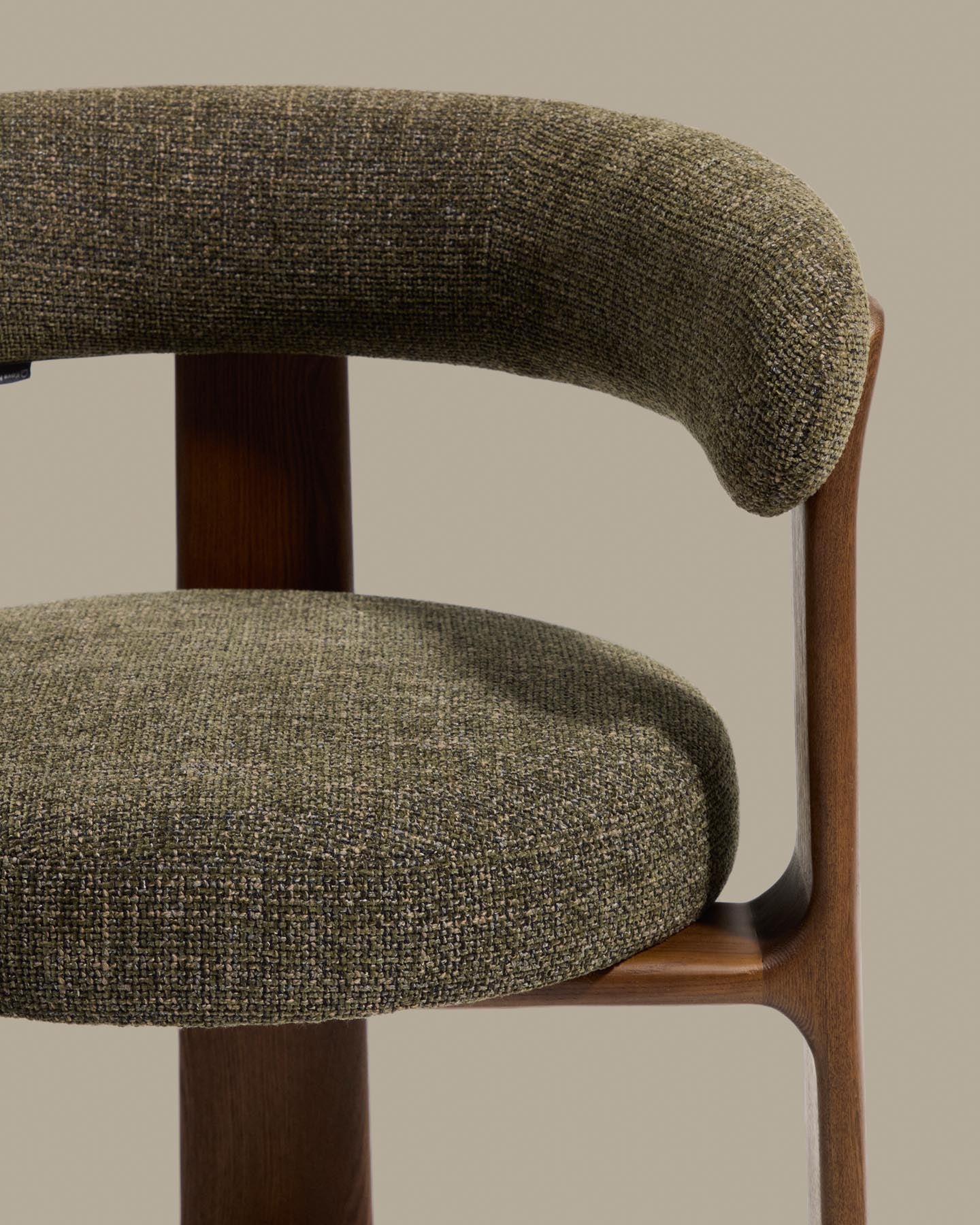 Dreibein-Hocker Granite mit grüner Chenille und massivem Eschenholz mit Nussbaumfinish, FSC 100 %, 65 cm  in Dunkelgrün präsentiert im Onlineshop von KAQTU Design AG. Barhocker ist von Kave Home