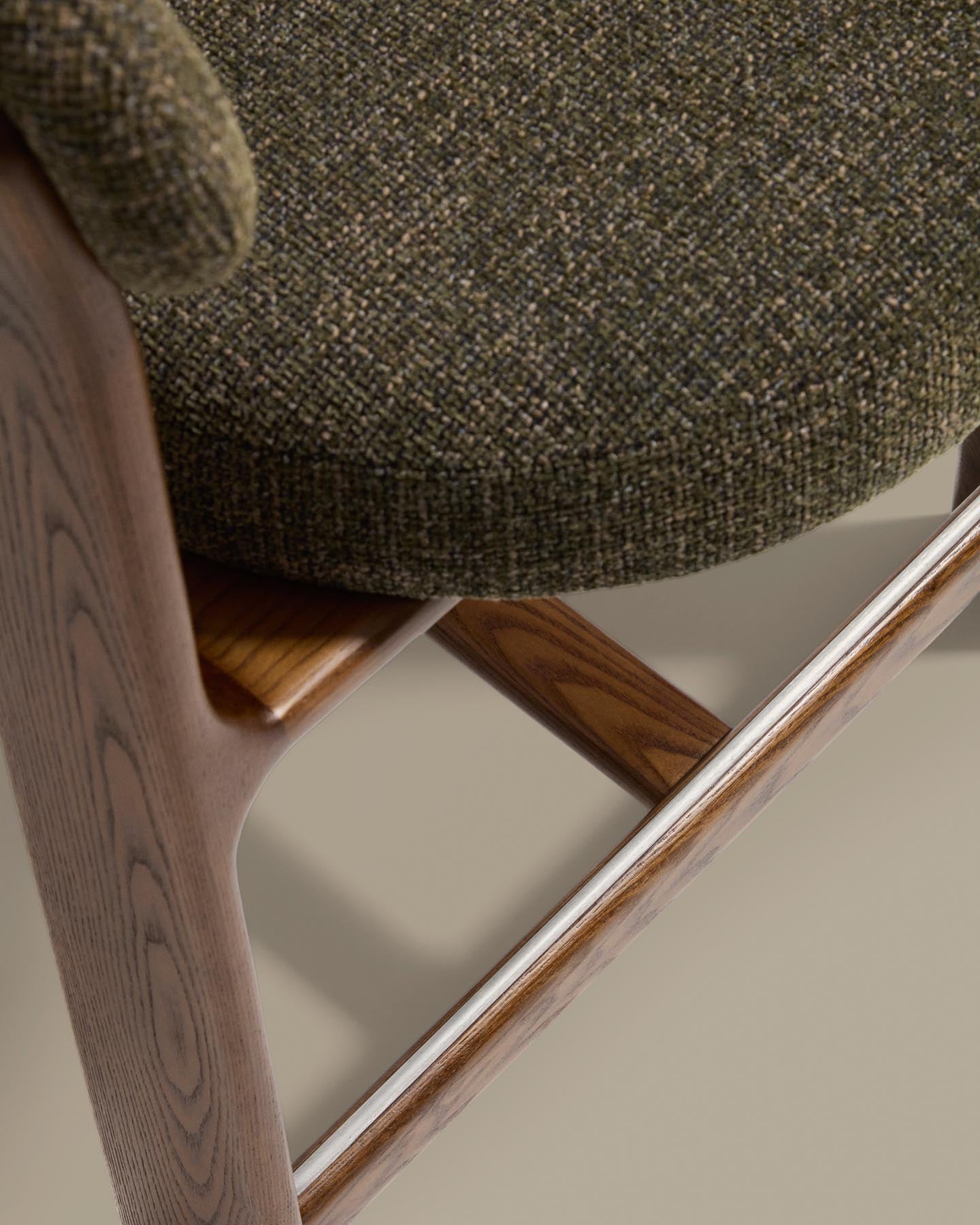 Dreibein-Hocker Granite mit grüner Chenille und massivem Eschenholz mit Nussbaumfinish, FSC 100 %, 65 cm  in Dunkelgrün präsentiert im Onlineshop von KAQTU Design AG. Barhocker ist von Kave Home