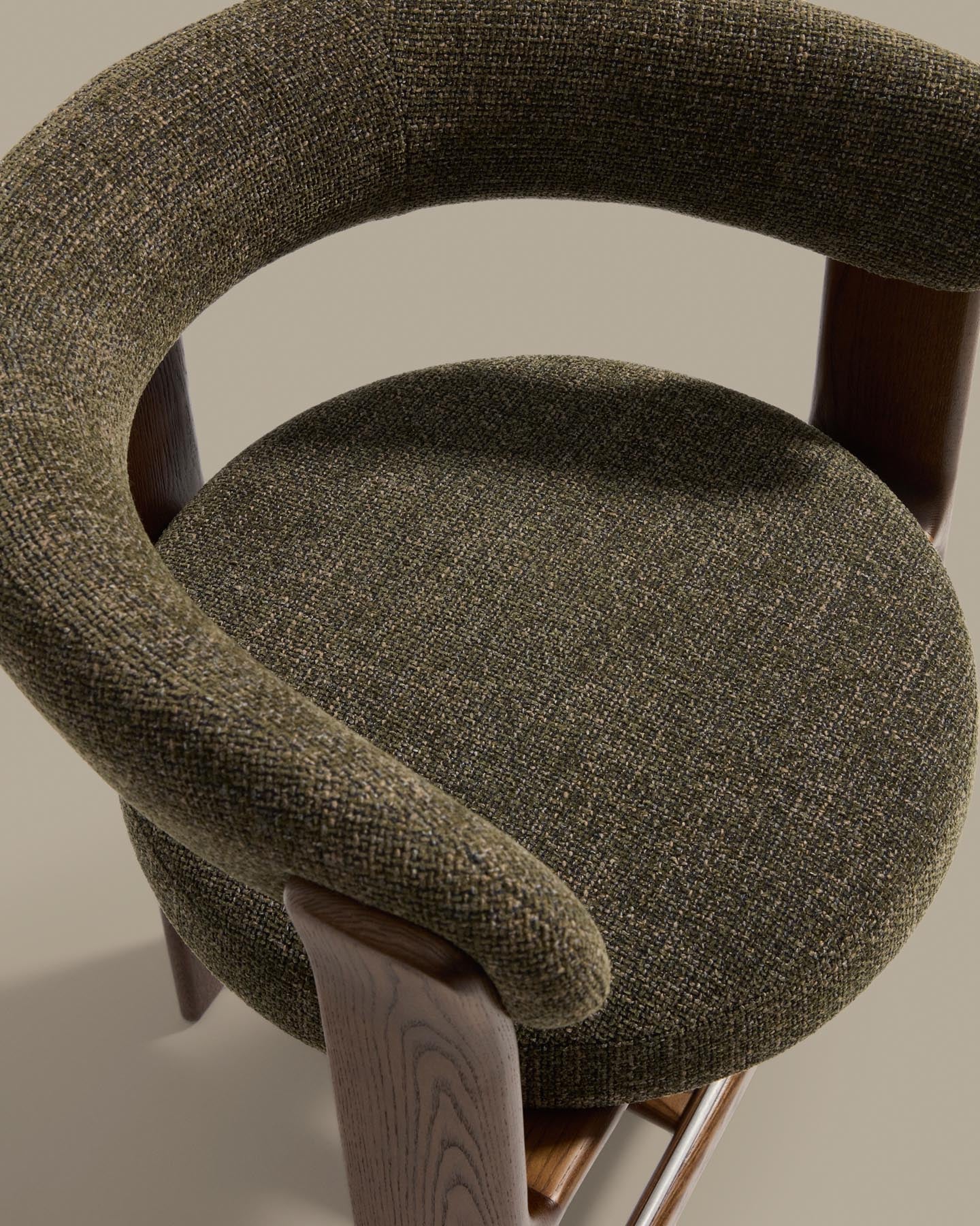 Dreibein-Hocker Granite mit grüner Chenille und massivem Eschenholz mit Nussbaumfinish, FSC 100 %, 65 cm  in Dunkelgrün präsentiert im Onlineshop von KAQTU Design AG. Barhocker ist von Kave Home