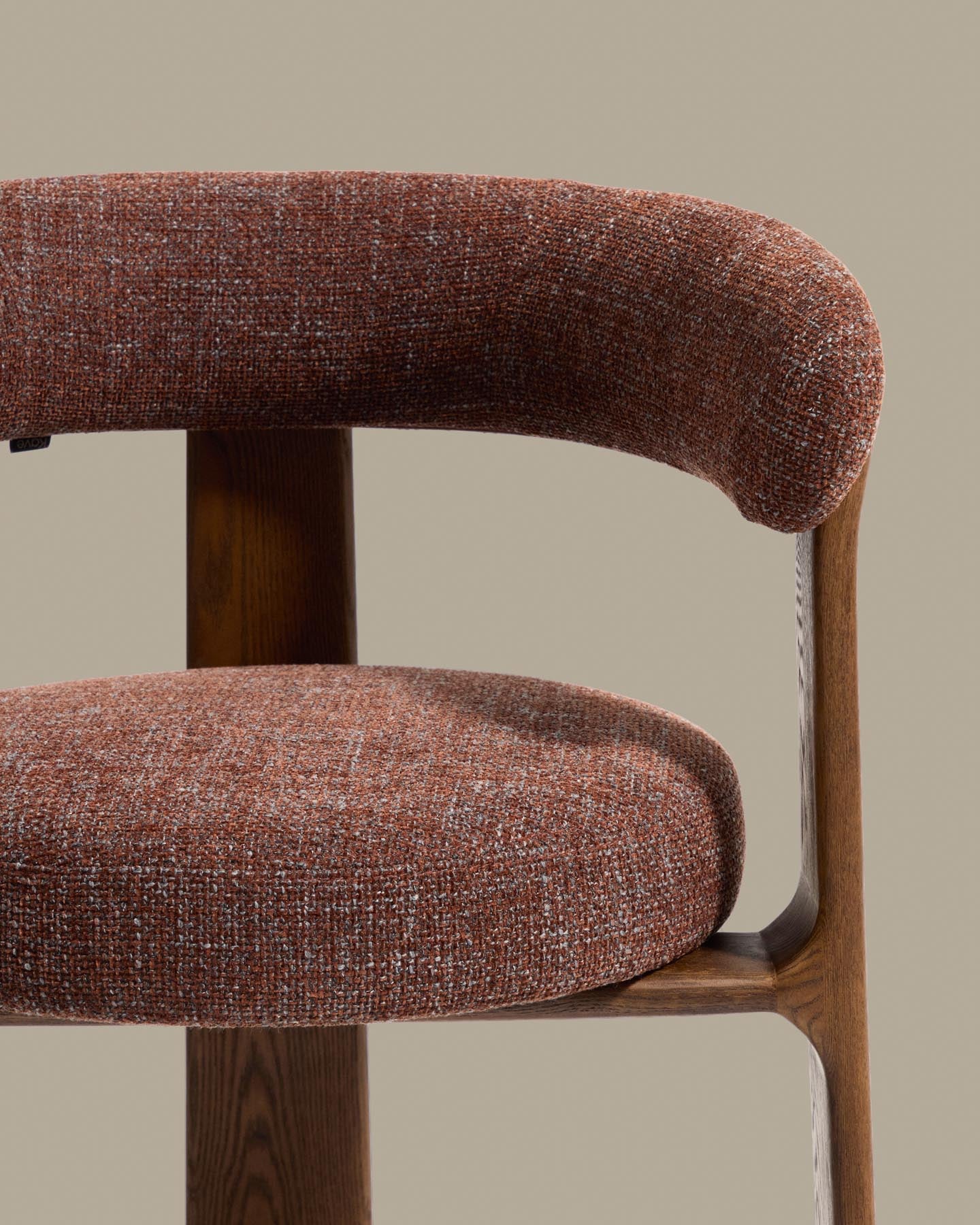 Dreibein-Hocker Granite mit brauner Chenille und massivem Eschenholz mit Nussbaumfinish, FSC 100 %, 65 cm  in Dunkelbraun präsentiert im Onlineshop von KAQTU Design AG. Barhocker ist von Kave Home