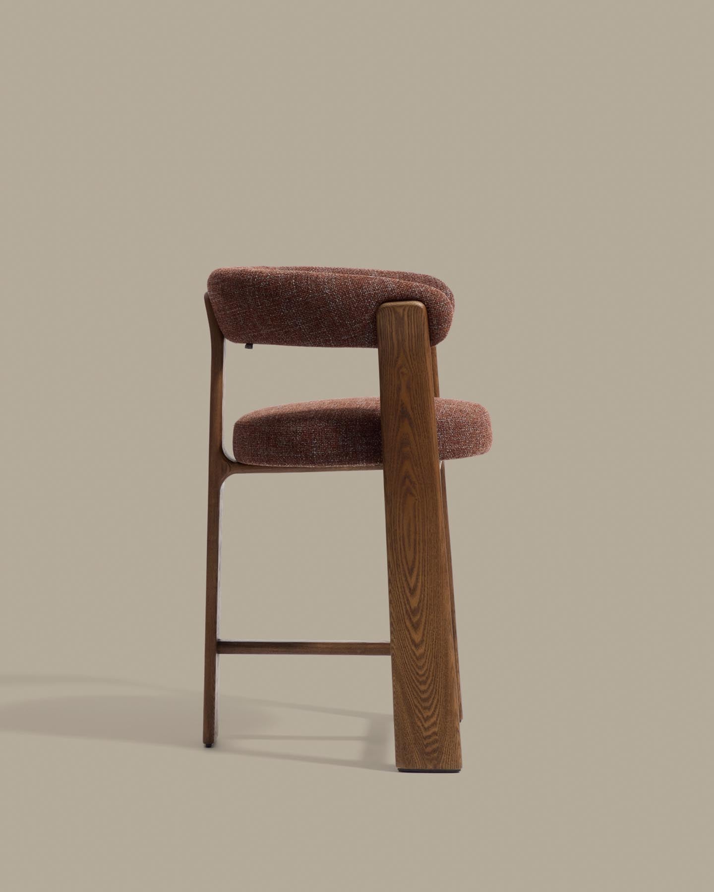 Dreibein-Hocker Granite mit brauner Chenille und massivem Eschenholz mit Nussbaumfinish, FSC 100 %, 65 cm  in Dunkelbraun präsentiert im Onlineshop von KAQTU Design AG. Barhocker ist von Kave Home