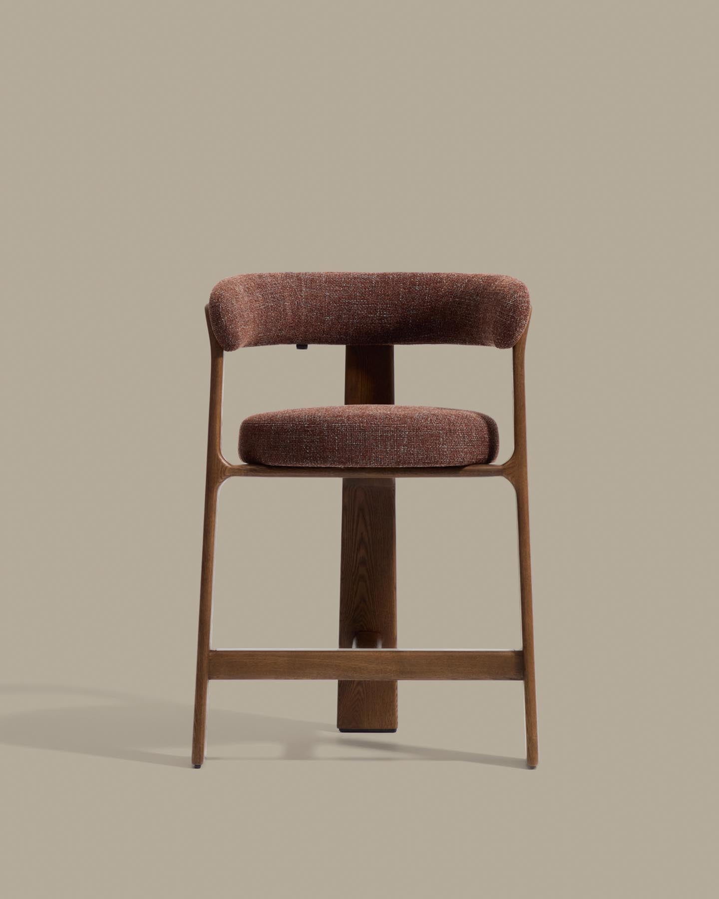 Dreibein-Hocker Granite mit brauner Chenille und massivem Eschenholz mit Nussbaumfinish, FSC 100 %, 65 cm  in Dunkelbraun präsentiert im Onlineshop von KAQTU Design AG. Barhocker ist von Kave Home