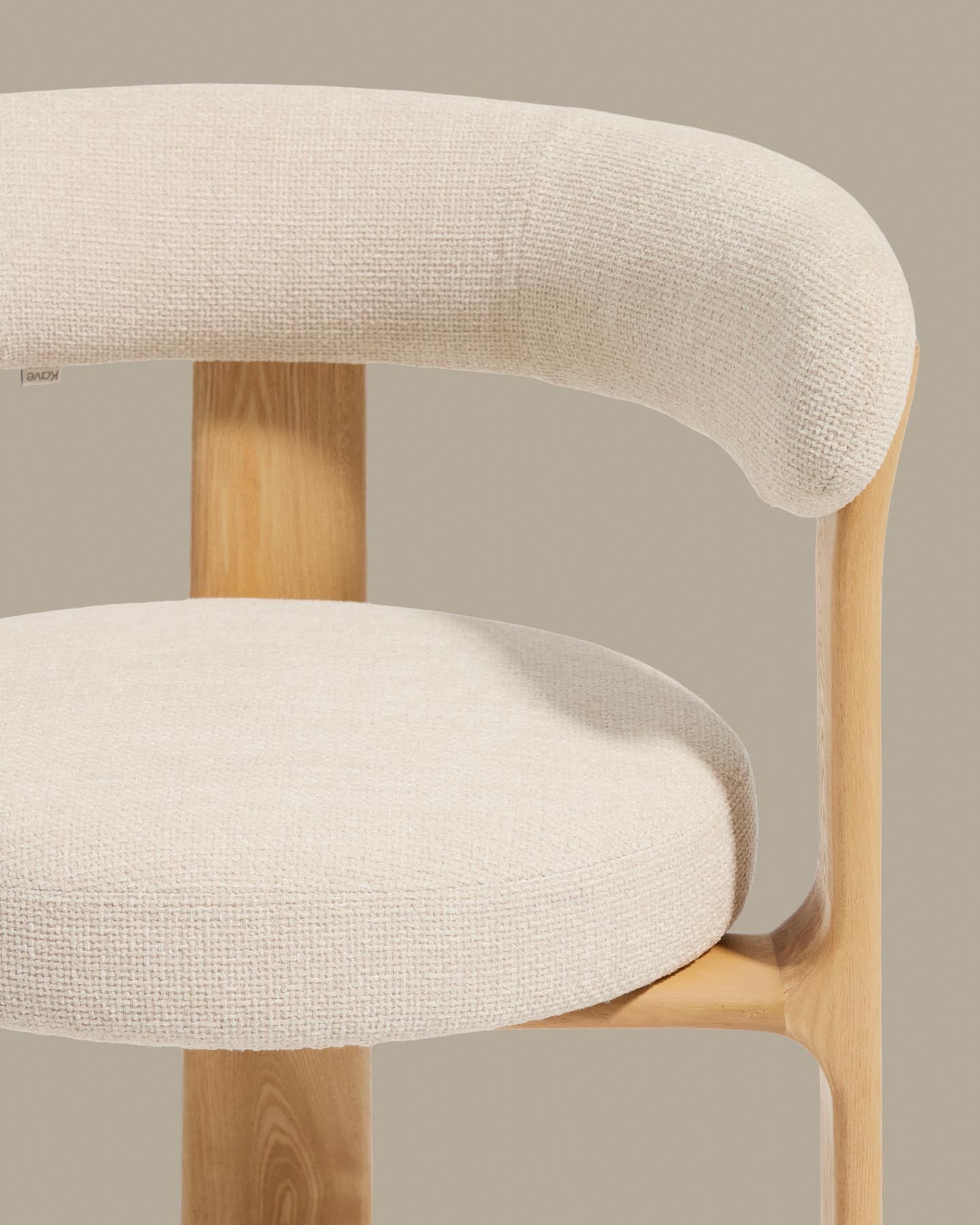 Dreibein-Hocker Granite mit beiger Chenille und massivem Eschenholz mit naturfarbenem Finish, FSC 100 %, 65 cm  in Beige präsentiert im Onlineshop von KAQTU Design AG. Barhocker ist von Kave Home