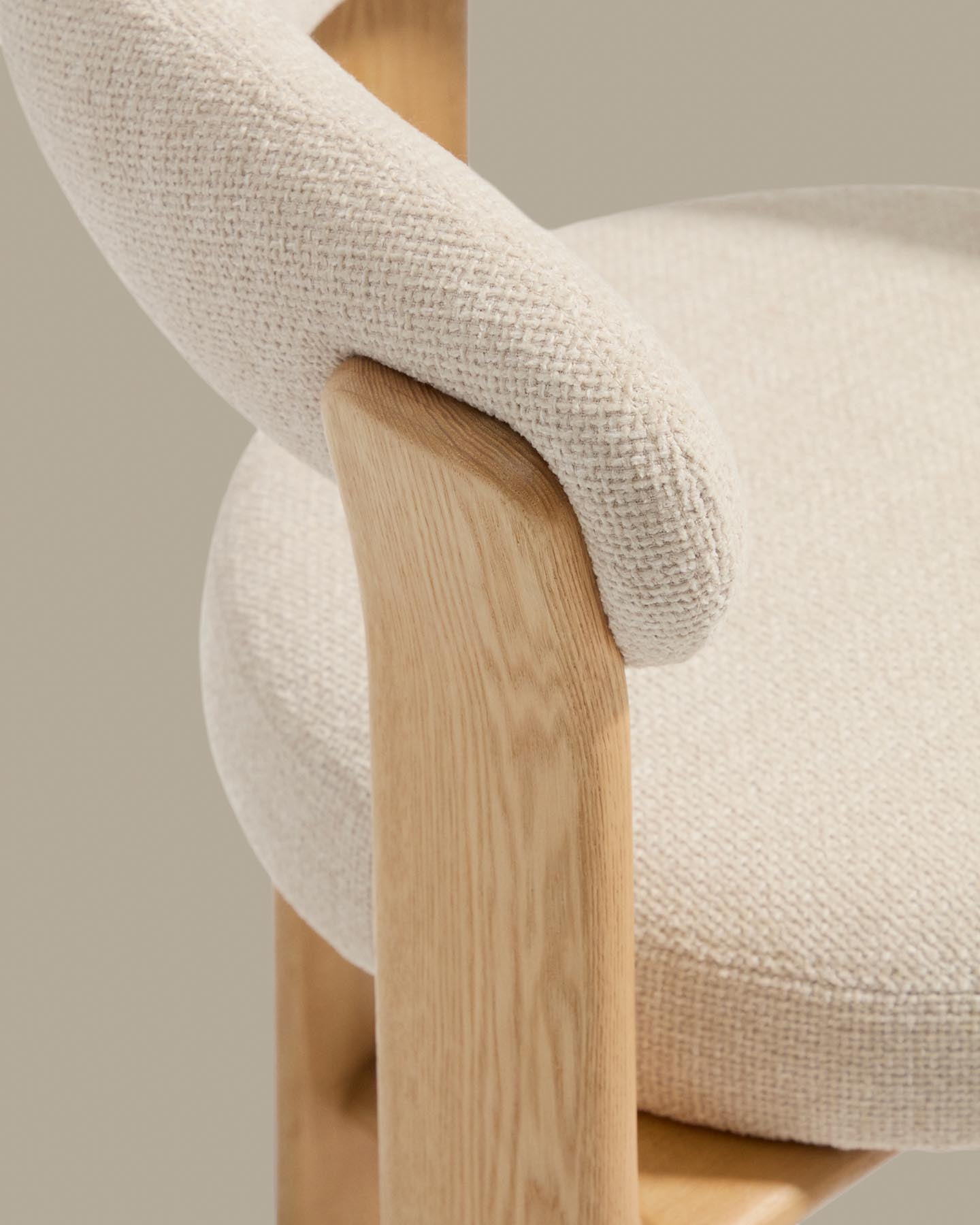 Dreibein-Hocker Granite mit beiger Chenille und massivem Eschenholz mit naturfarbenem Finish, FSC 100 %, 65 cm  in Beige präsentiert im Onlineshop von KAQTU Design AG. Barhocker ist von Kave Home