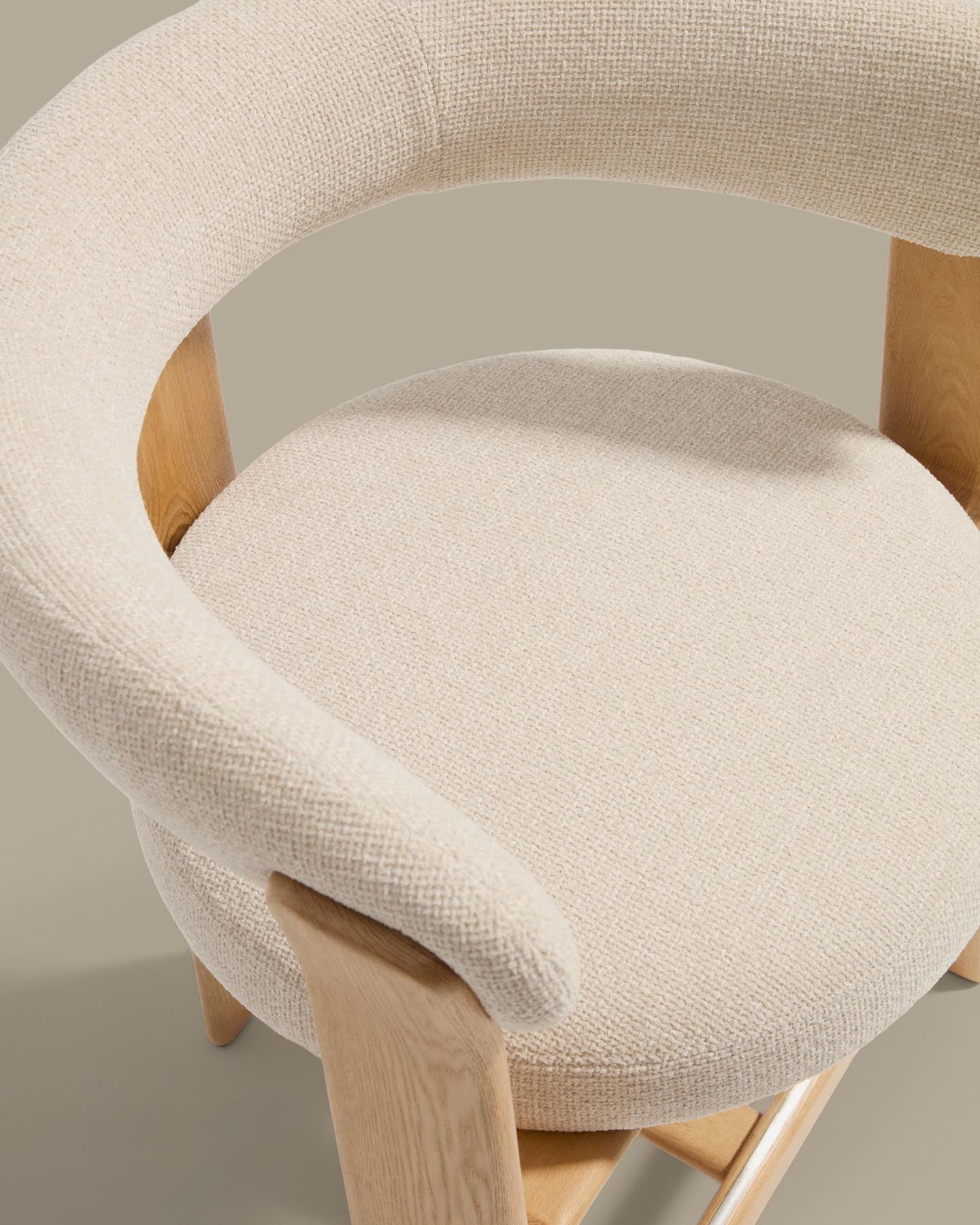 Dreibein-Hocker Granite mit beiger Chenille und massivem Eschenholz mit naturfarbenem Finish, FSC 100 %, 65 cm  in Beige präsentiert im Onlineshop von KAQTU Design AG. Barhocker ist von Kave Home
