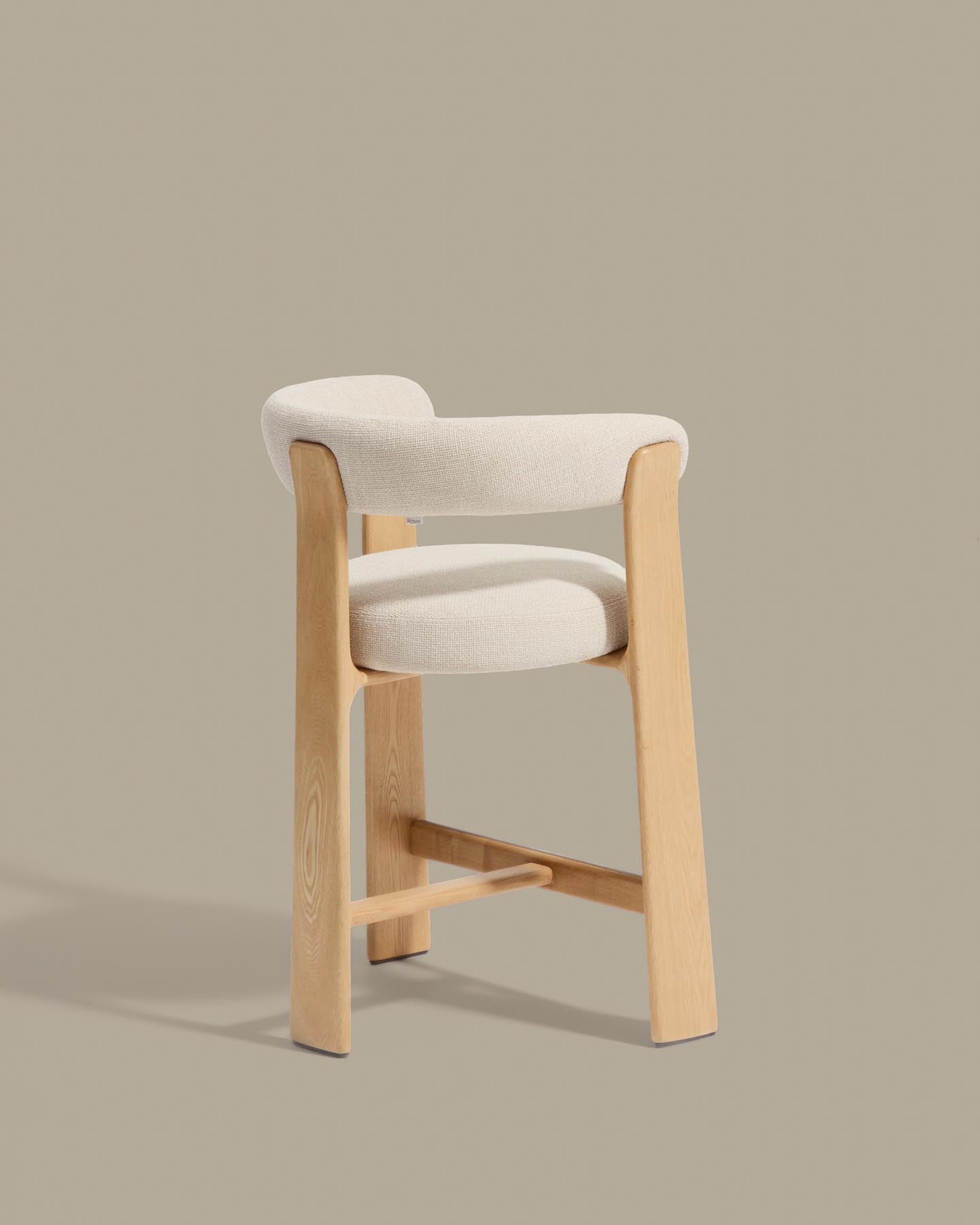 Dreibein-Hocker Granite mit beiger Chenille und massivem Eschenholz mit naturfarbenem Finish, FSC 100 %, 65 cm  in Beige präsentiert im Onlineshop von KAQTU Design AG. Barhocker ist von Kave Home