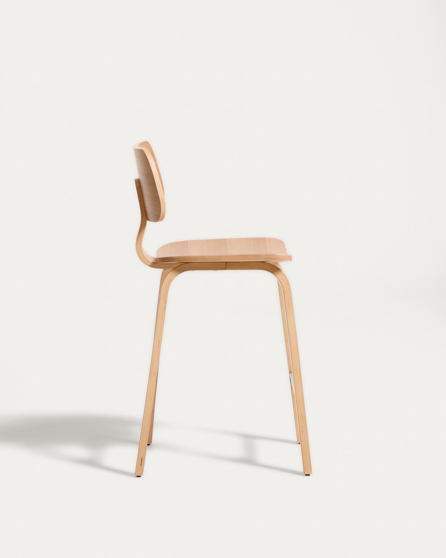 Gena-Hocker aus Eichenfurnier 65cm in Beige präsentiert im Onlineshop von KAQTU Design AG. Barhocker ist von Kave Home