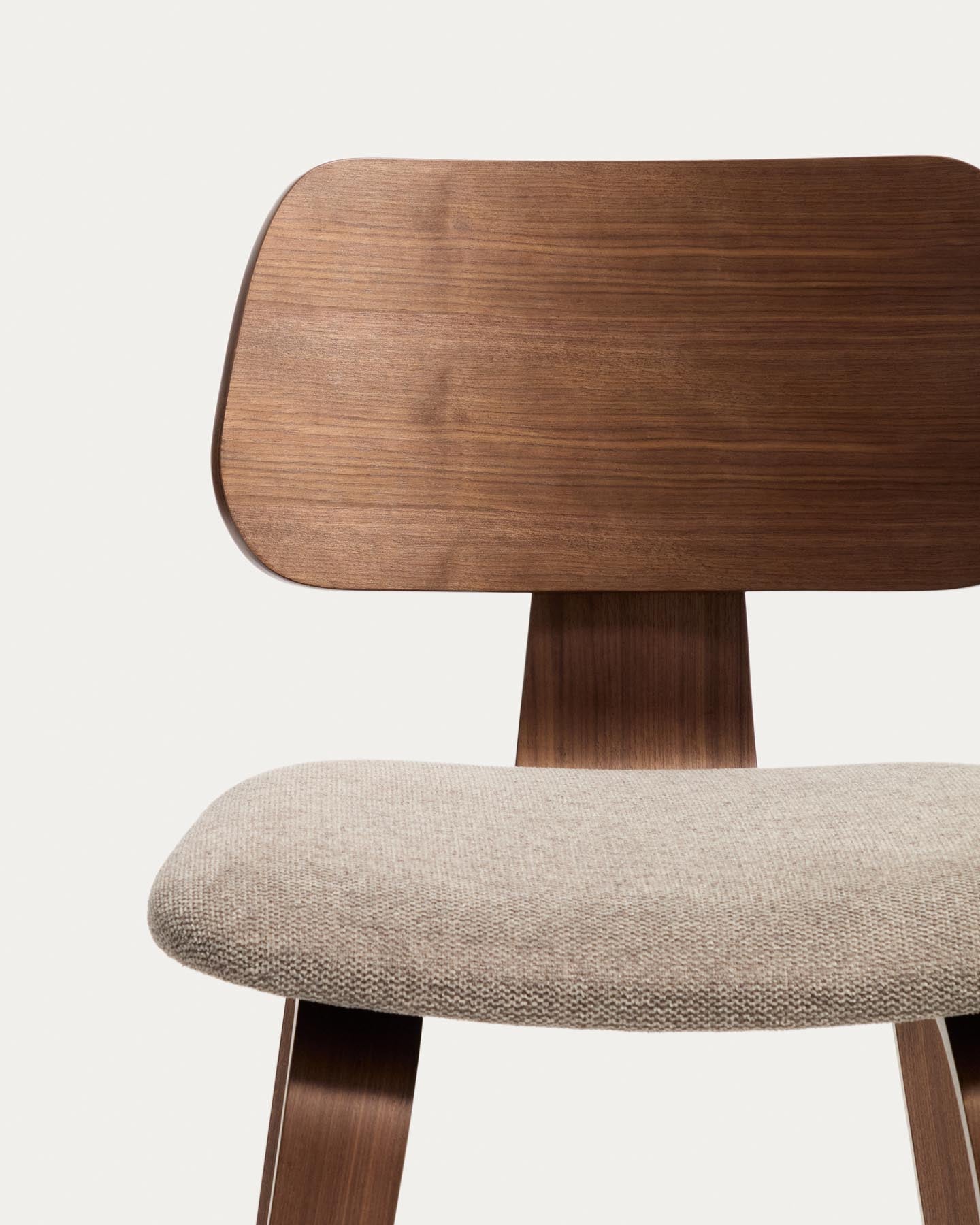 Gena-Hocker aus Nussbaumfurnier und beigefarbener Chenille 65cm in Dunkelbraun präsentiert im Onlineshop von KAQTU Design AG. Barhocker ist von Kave Home