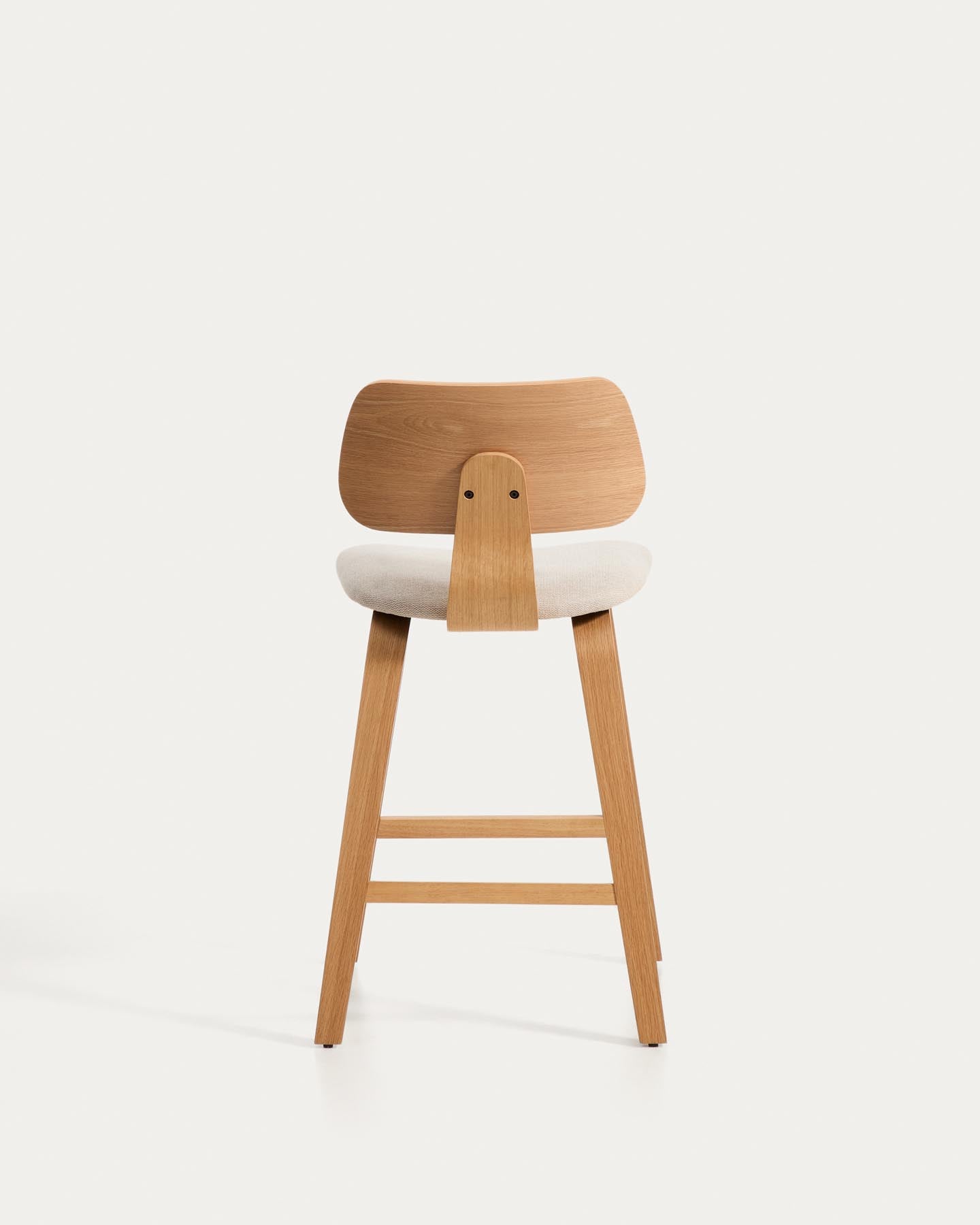 Gena-Hocker aus Eichenfurnier und beigefarbener Chenille 65cm in Beige präsentiert im Onlineshop von KAQTU Design AG. Barhocker ist von Kave Home