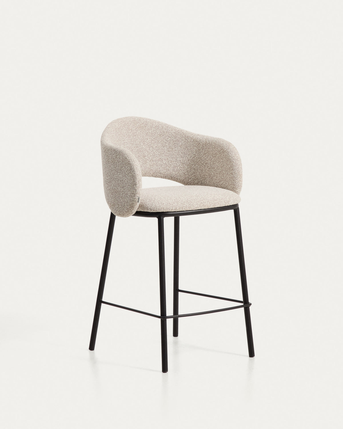 Hocker Maina aus dicker beigefarbener Chenille und Stahlbeinen mit schwarzer Beschichtung FSC Mix Credit 65 cm in Beige präsentiert im Onlineshop von KAQTU Design AG. Barhocker ist von Kave Home