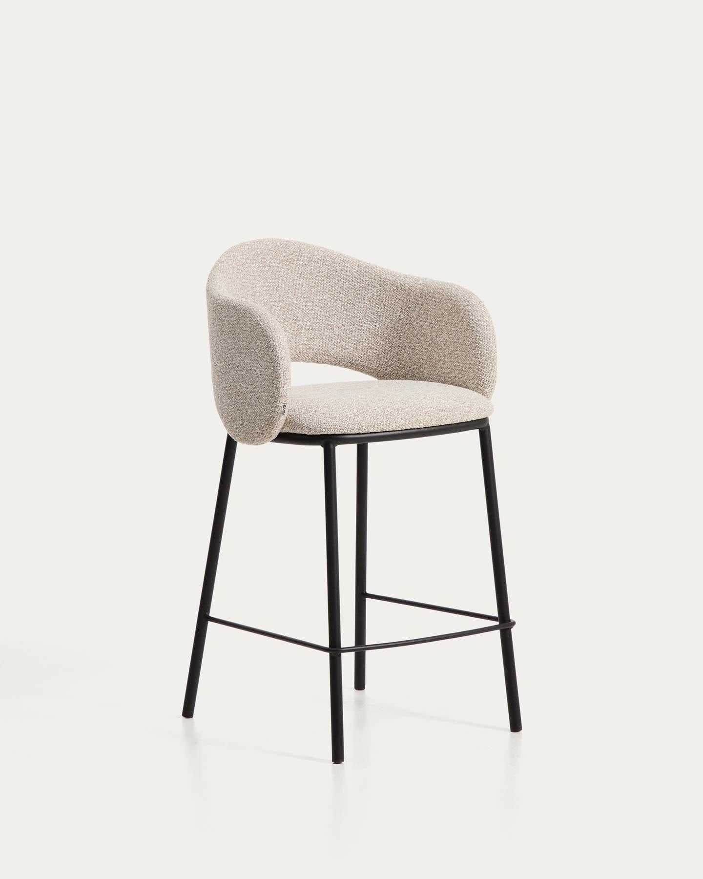 Hocker Maina aus dicker beigefarbener Chenille und Stahlbeinen mit schwarzer Beschichtung FSC Mix Credit 65 cm in Beige präsentiert im Onlineshop von KAQTU Design AG. Barhocker ist von Kave Home