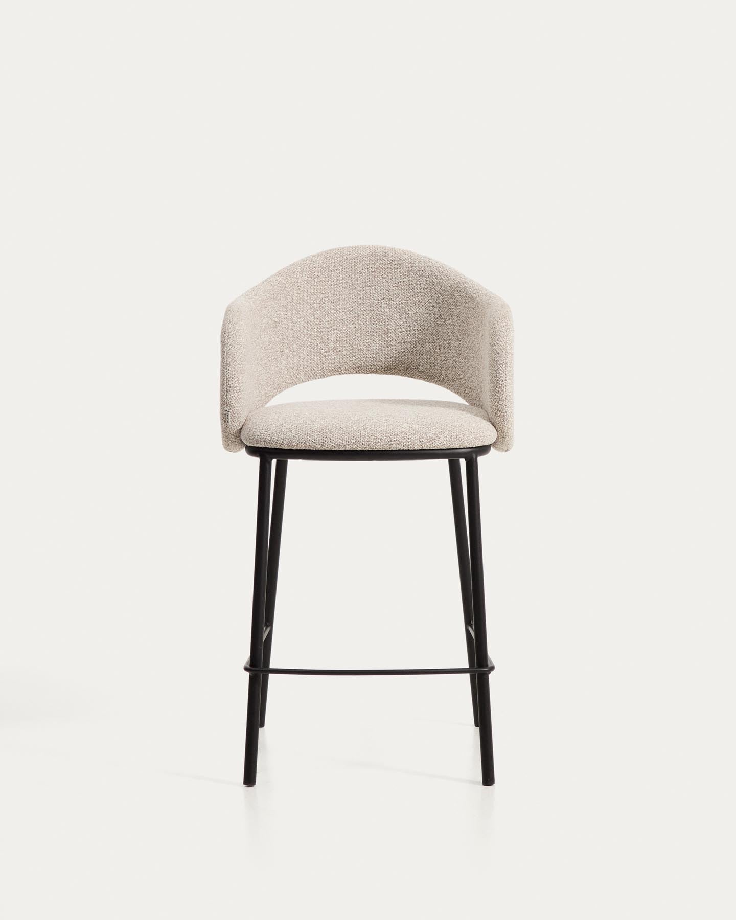 Hocker Maina aus dicker beigefarbener Chenille und Stahlbeinen mit schwarzer Beschichtung FSC Mix Credit 65 cm in Beige präsentiert im Onlineshop von KAQTU Design AG. Barhocker ist von Kave Home