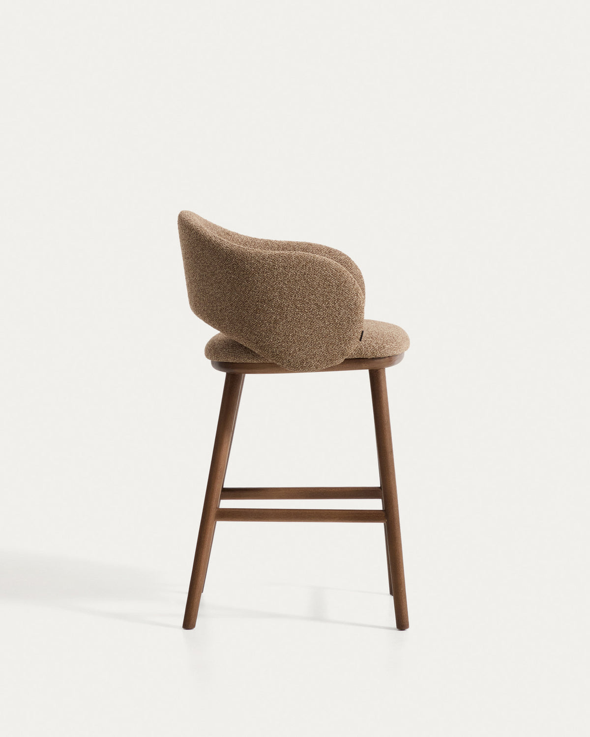 Barhocker Maina in braunem Chenille mit geschwungener Lehne und Holzbeinen in Walnussoptik