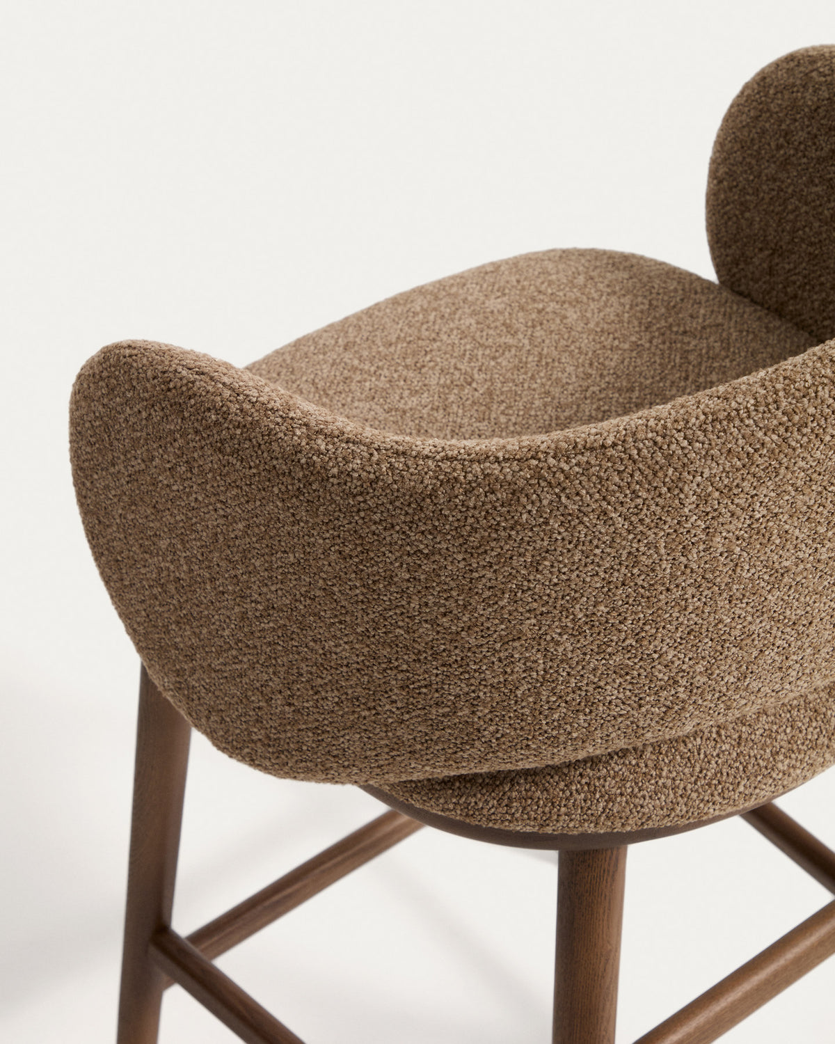 Barhocker Maina in braunem Chenille mit geschwungener Lehne und Holzbeinen in Walnussoptik