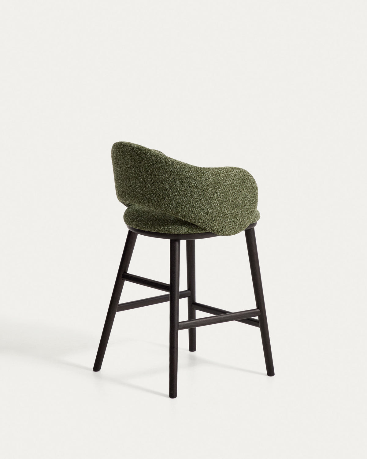 Barhocker Maina in Grün mit Chenille-Bezug, geschwungener Lehne und dunklen Holzbeinen