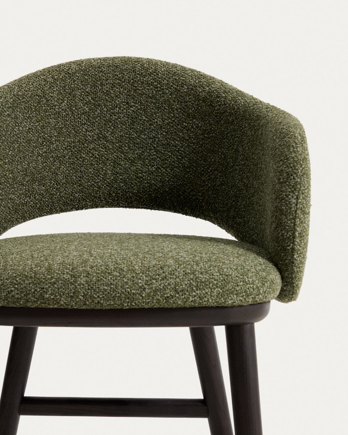Barhocker Maina in Grün mit Chenille-Bezug, geschwungener Lehne und dunklen Holzbeinen