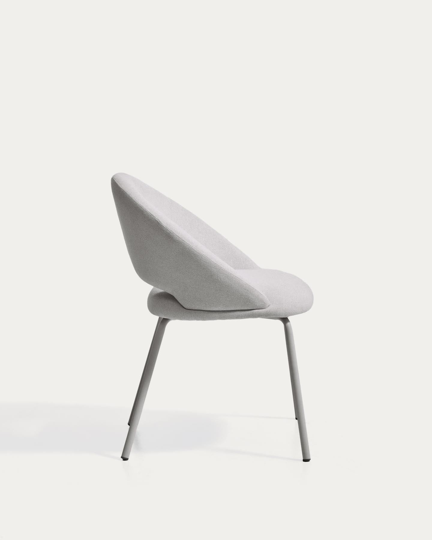 Stuhl Bonali mit grauer Chenille und Beinen aus grauem Metall, FSC Mix Credit in Grau präsentiert im Onlineshop von KAQTU Design AG. Stuhl ist von Kave Home