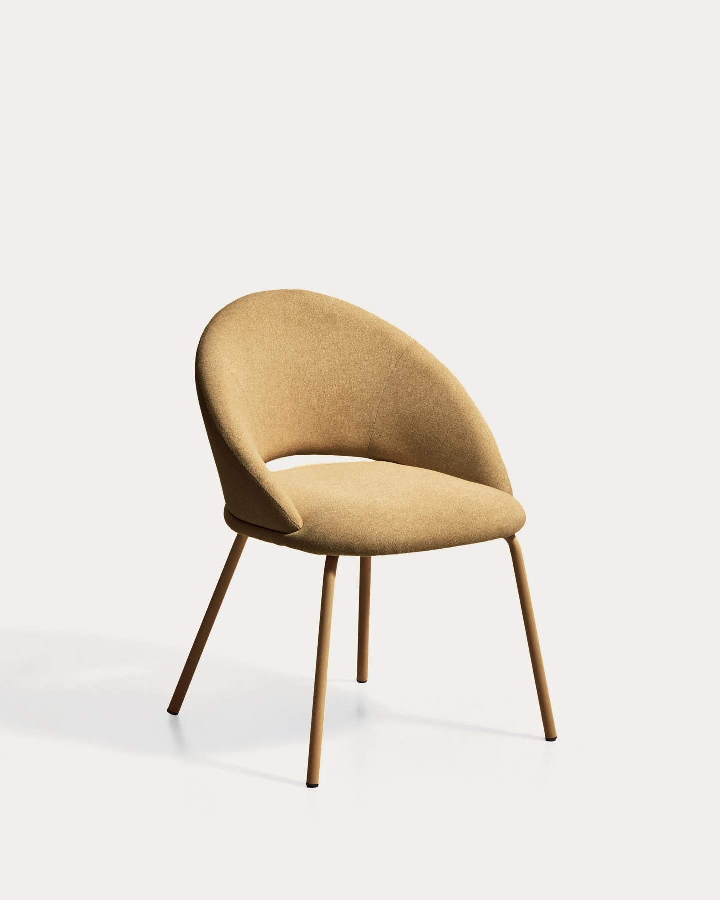 Stuhl Bonali mit senfgelber Chenille und Beinen aus senfgelbem Metall, FSC Mix Credit in Senfgelb präsentiert im Onlineshop von KAQTU Design AG. Stuhl ist von Kave Home