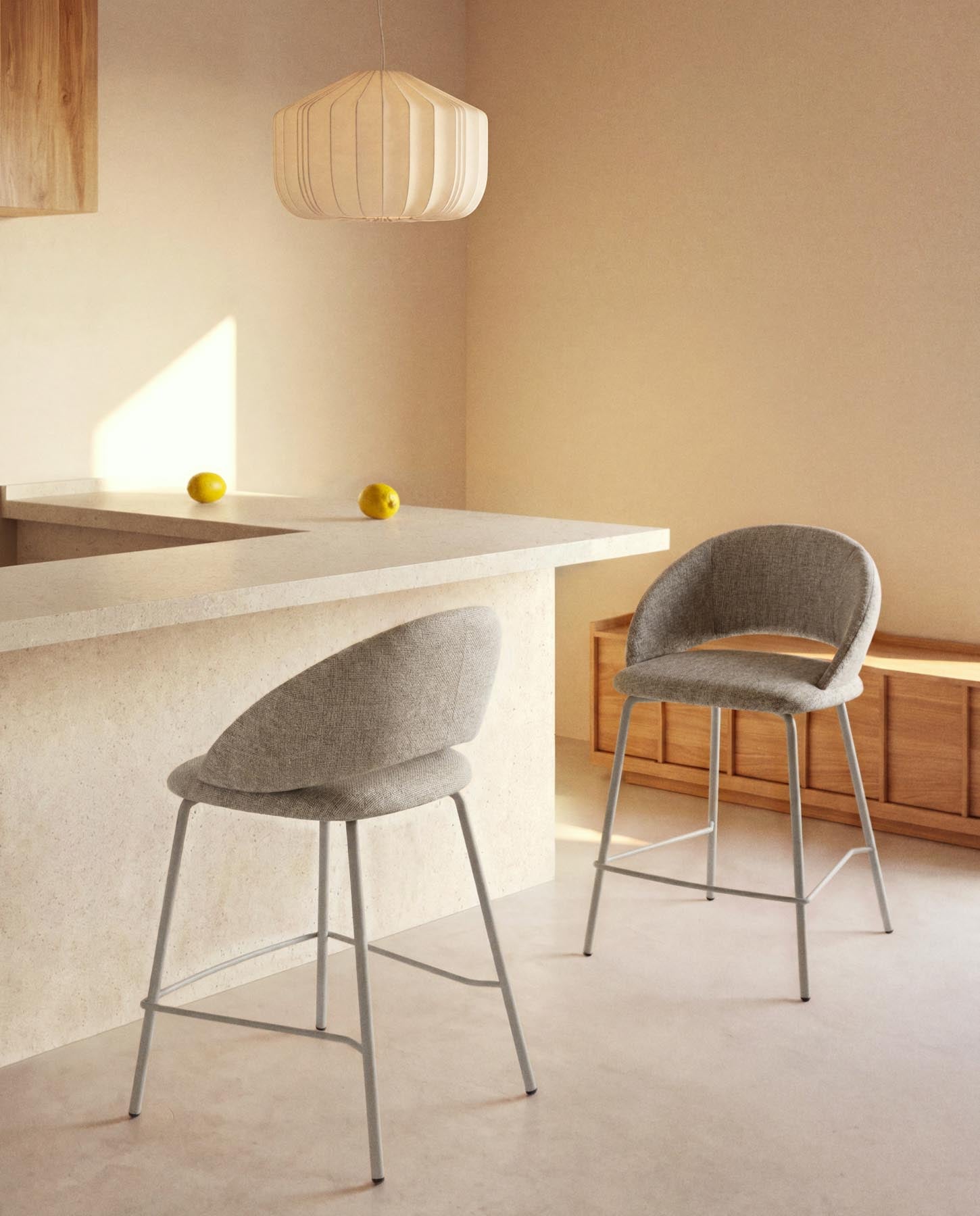 Hocker Bonali mit grauer Chenille und Beinen aus grauem Metall, FSC Mix Credit, 65 cm in Grau präsentiert im Onlineshop von KAQTU Design AG. Barhocker ist von Kave Home