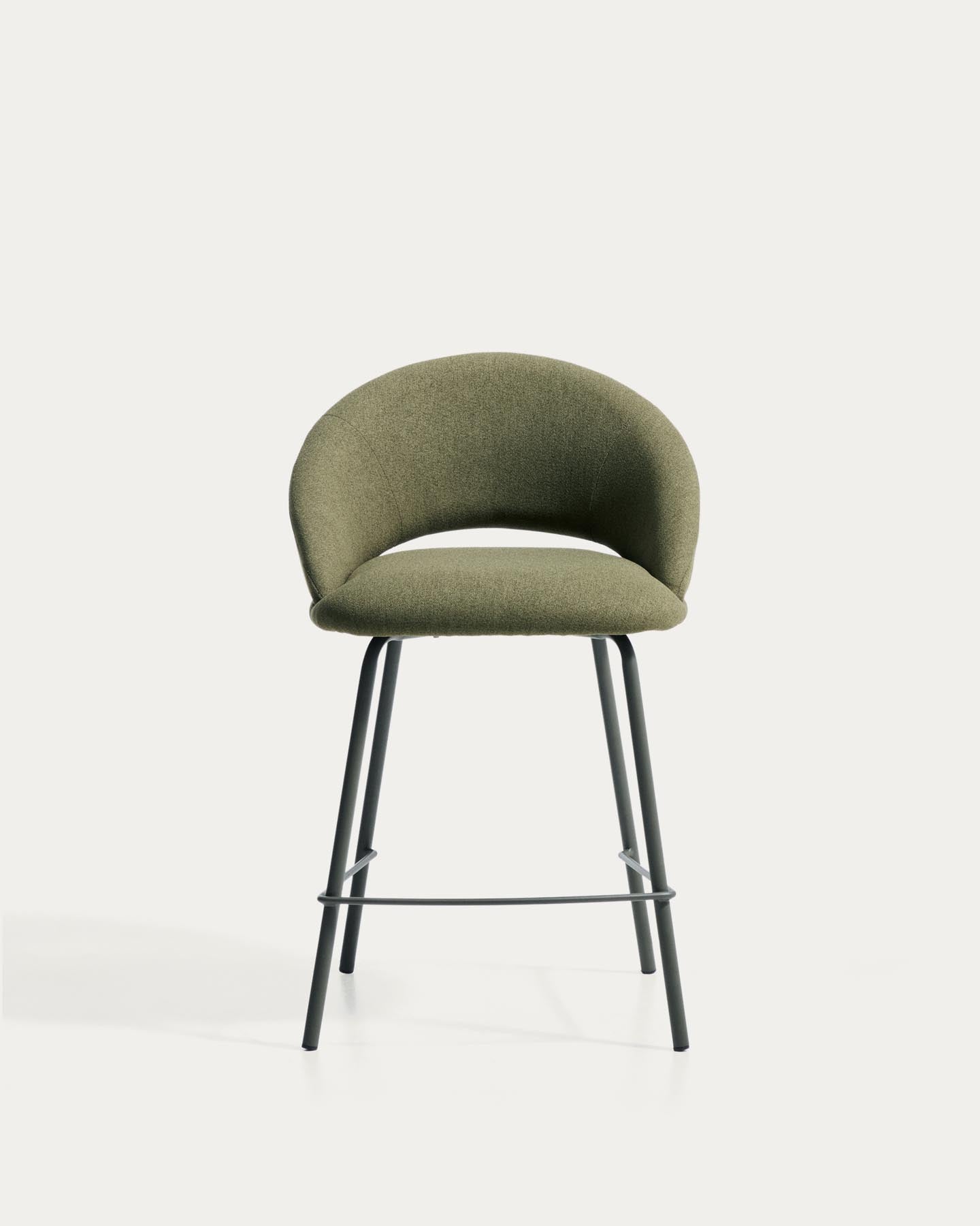 Hocker Bonali mit grüner Chenille und grünen Metallbeinen, FSC Mix Credit, 65 cm in Grün präsentiert im Onlineshop von KAQTU Design AG. Barhocker ist von Kave Home