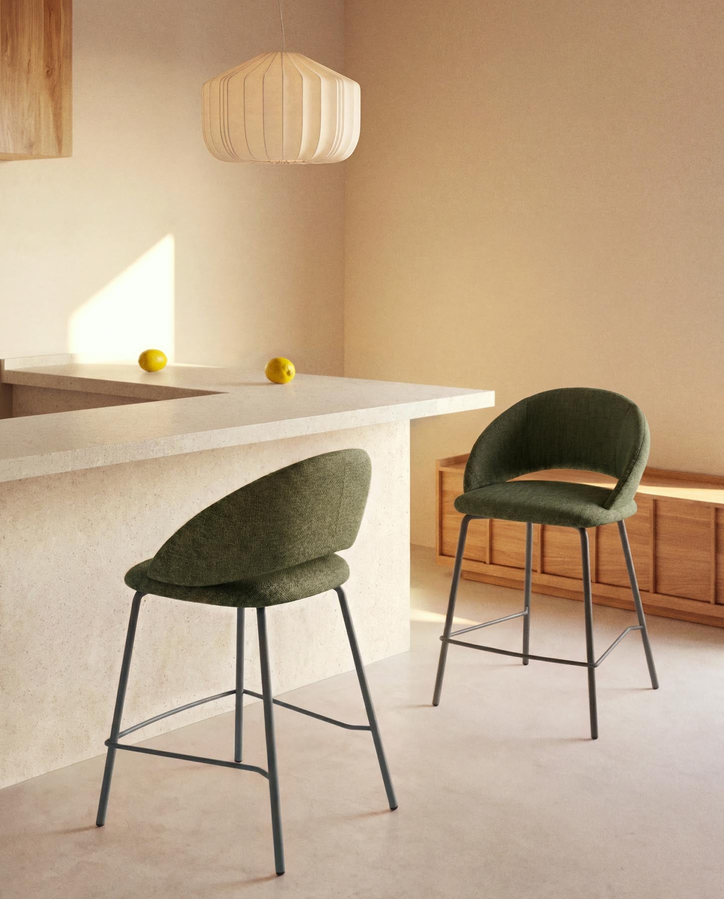 Hocker Bonali mit grüner Chenille und grünen Metallbeinen, FSC Mix Credit, 65 cm in Grün präsentiert im Onlineshop von KAQTU Design AG. Barhocker ist von Kave Home