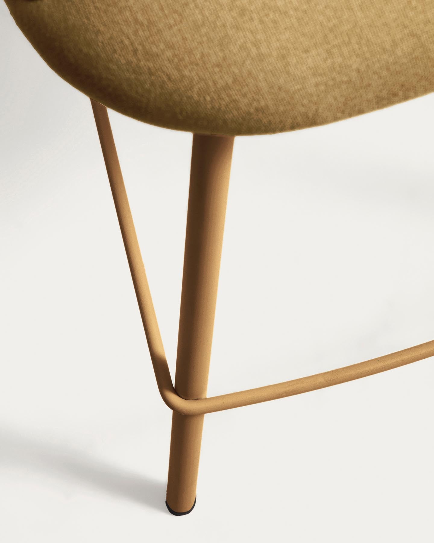 Hocker Bonali mit senfgelber Chenille und Beinen aus senfgelbem Metall, FSC Mix Credit, 65 cm in Senfgelb präsentiert im Onlineshop von KAQTU Design AG. Barhocker ist von Kave Home