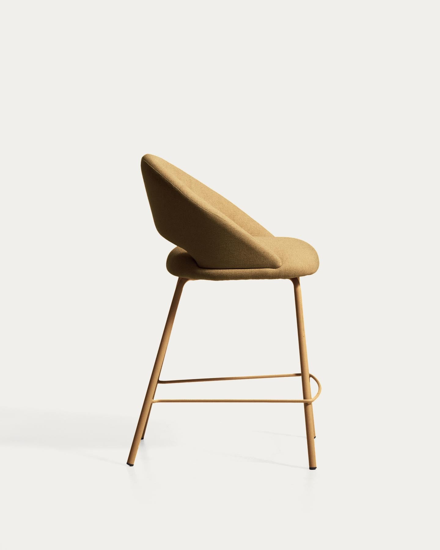 Hocker Bonali mit senfgelber Chenille und Beinen aus senfgelbem Metall, FSC Mix Credit, 65 cm in Senfgelb präsentiert im Onlineshop von KAQTU Design AG. Barhocker ist von Kave Home