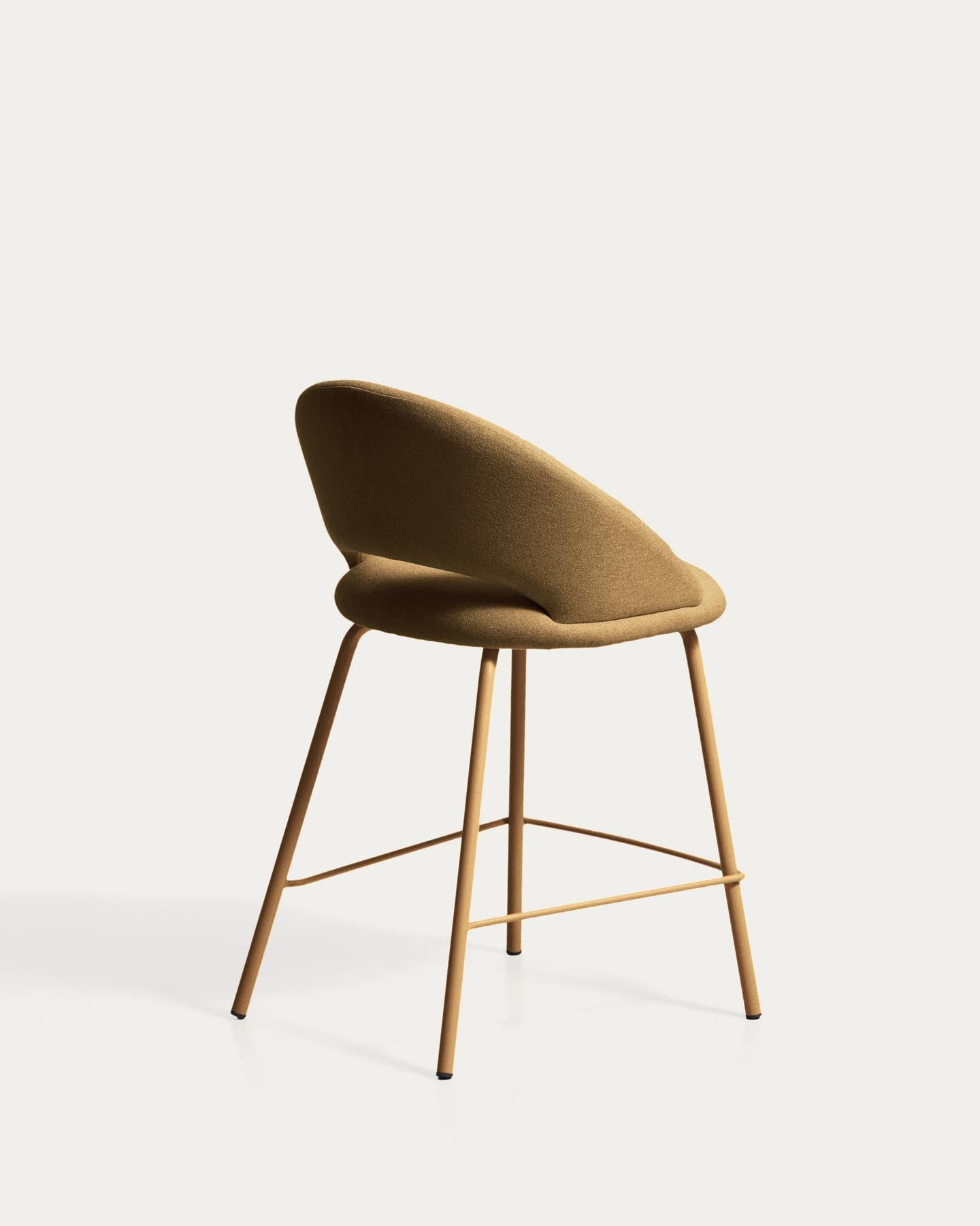 Hocker Bonali mit senfgelber Chenille und Beinen aus senfgelbem Metall, FSC Mix Credit, 65 cm in Senfgelb präsentiert im Onlineshop von KAQTU Design AG. Barhocker ist von Kave Home