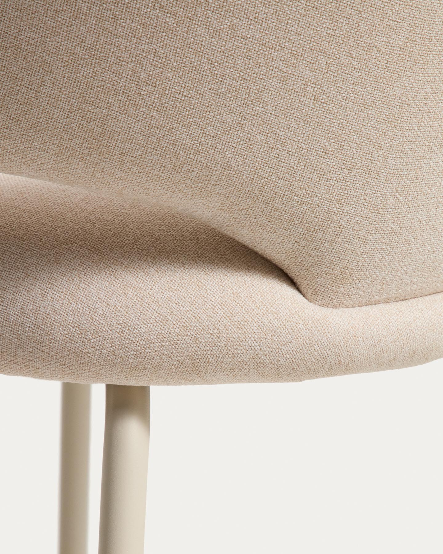 Hocker Bonali mit beiger Chenille und beigen Metallbeinen, FSC Mix Credit, 65 cm in Beige präsentiert im Onlineshop von KAQTU Design AG. Barhocker ist von Kave Home