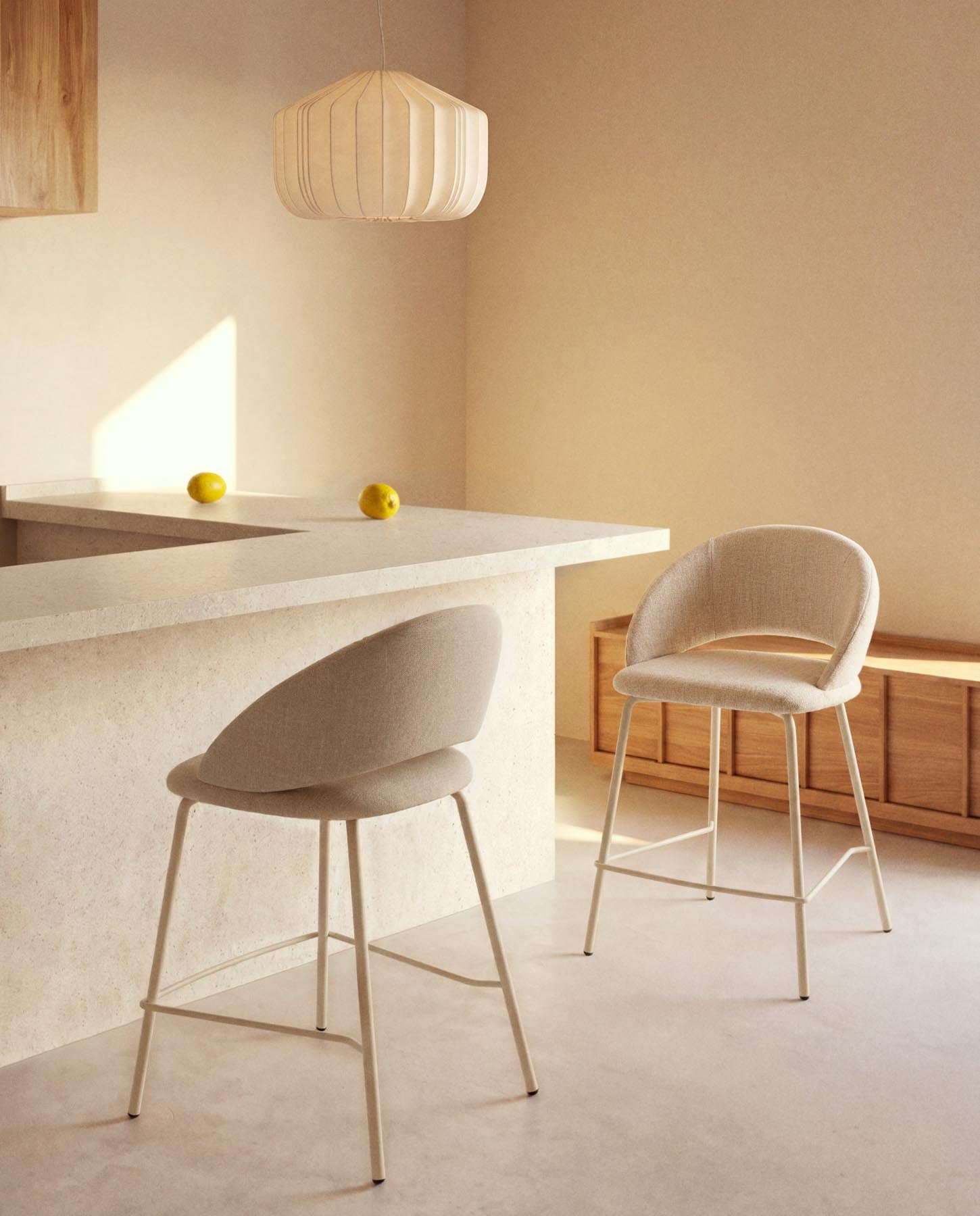 Hocker Bonali mit beiger Chenille und beigen Metallbeinen, FSC Mix Credit, 65 cm in Beige präsentiert im Onlineshop von KAQTU Design AG. Barhocker ist von Kave Home