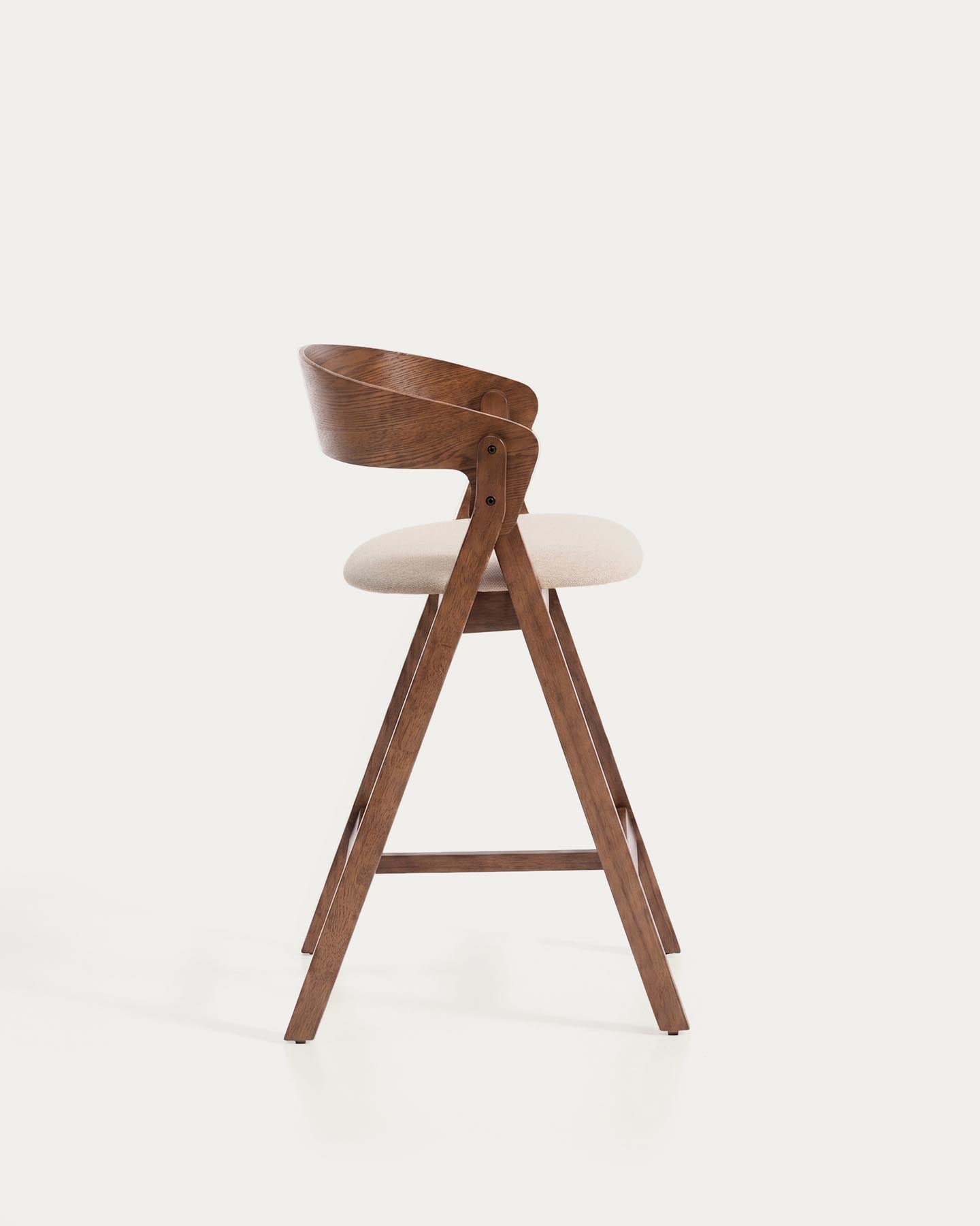 Hocker Godia aus Eichenfurnier mit Nussbaumfinish und beiger Chenille in Braun präsentiert im Onlineshop von KAQTU Design AG. Barhocker ist von Kave Home