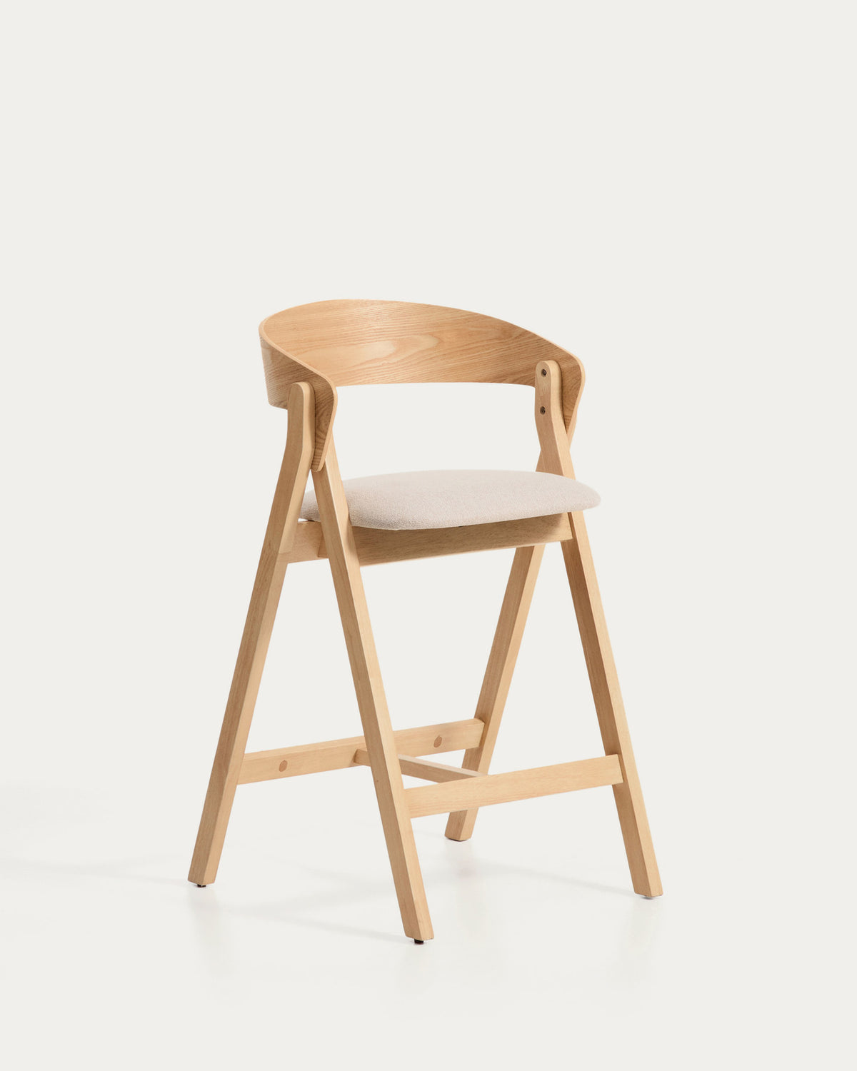 Hocker Godia aus Eichenfurnier mit naturfarbenem Finish und beiger Chenille in Beige präsentiert im Onlineshop von KAQTU Design AG. Barhocker ist von Kave Home