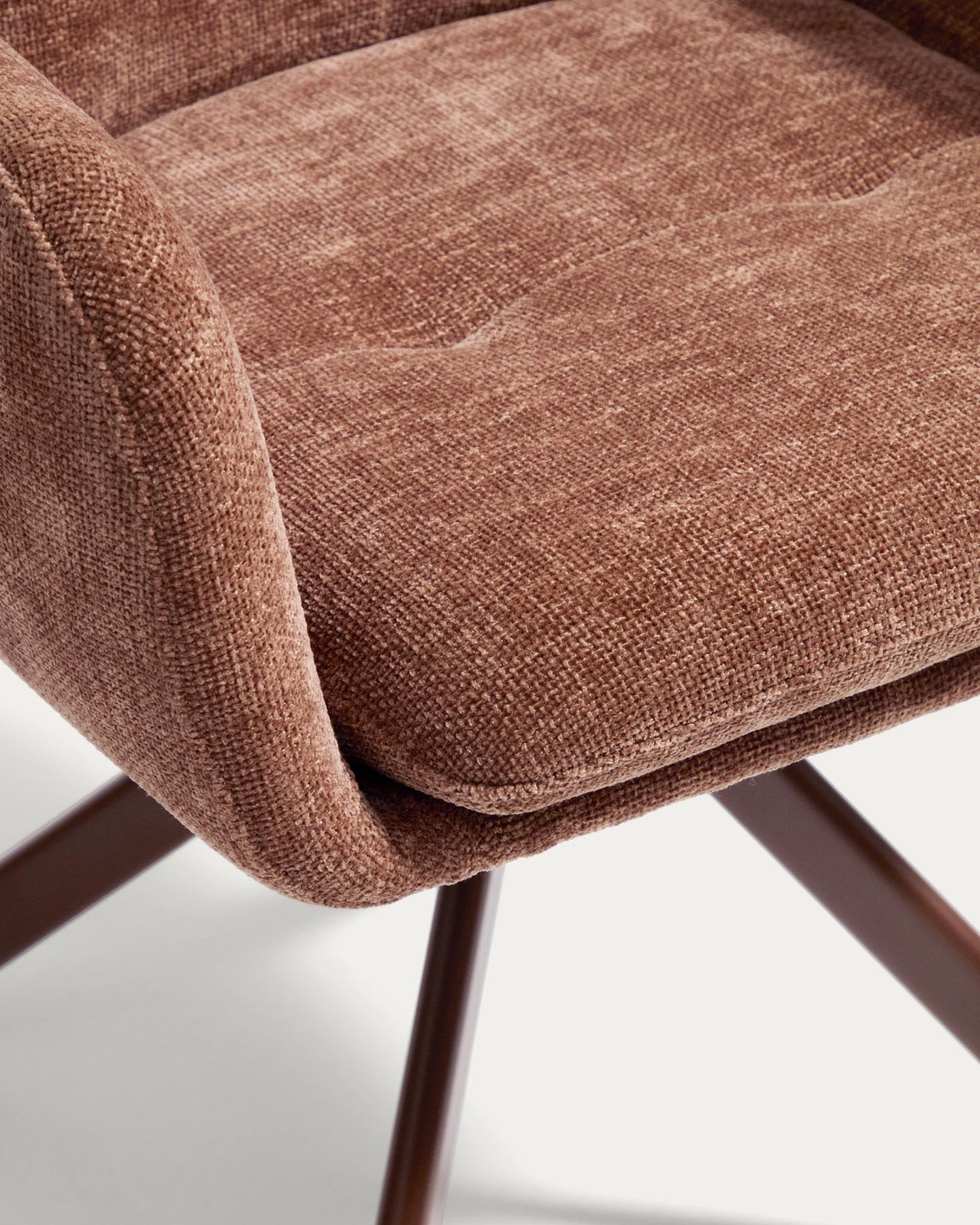 Drehstuhl Lexa aus karamellfarbener Chenille und Stahlbeinen mit karamellfarbenem Finish in Terrakotta präsentiert im Onlineshop von KAQTU Design AG. Drehstuhl ist von Kave Home