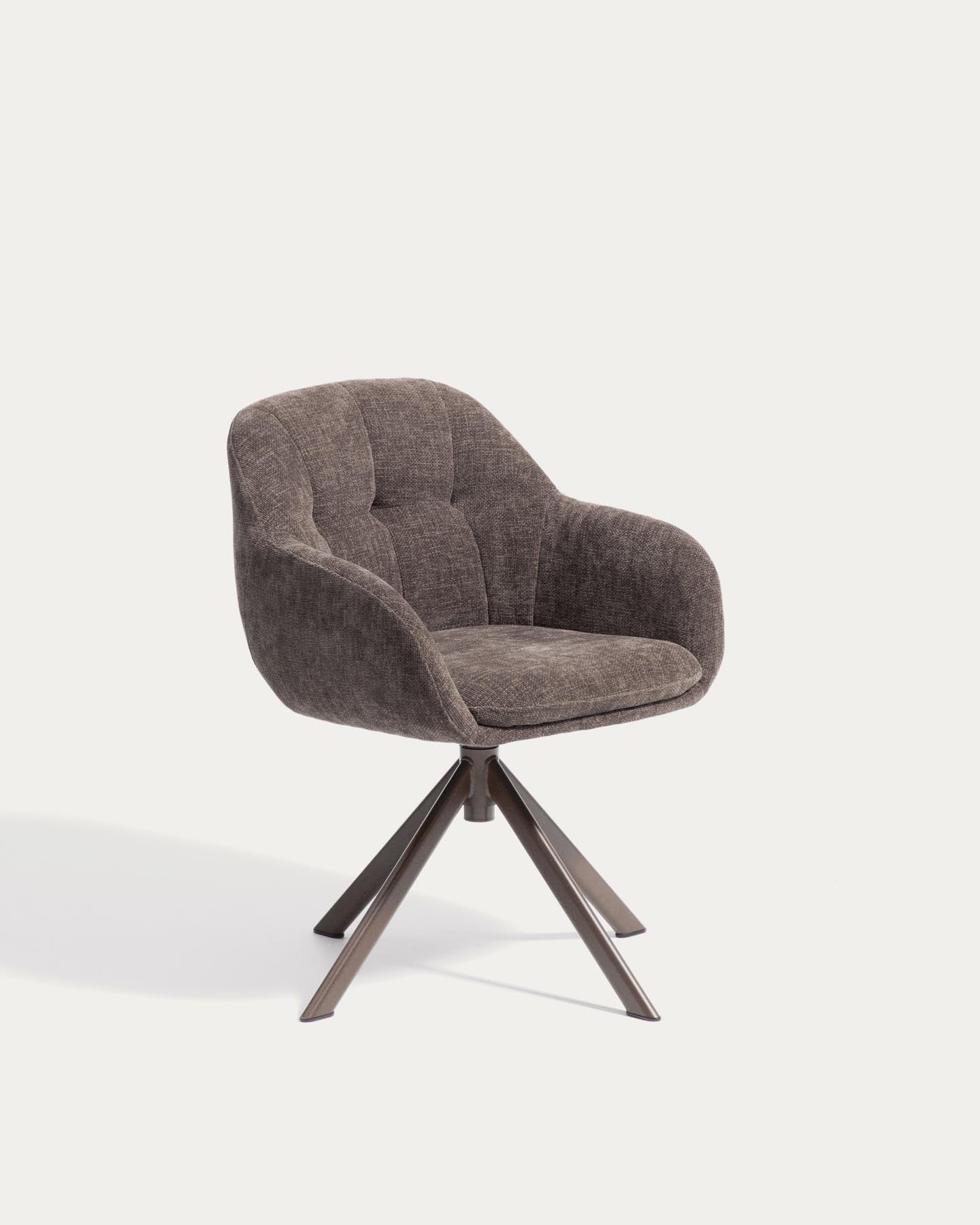 Drehstuhl Dorina aus brauner Chenille und Stahlbeinen mit braunem Finish in Braun präsentiert im Onlineshop von KAQTU Design AG. Drehstuhl ist von Kave Home