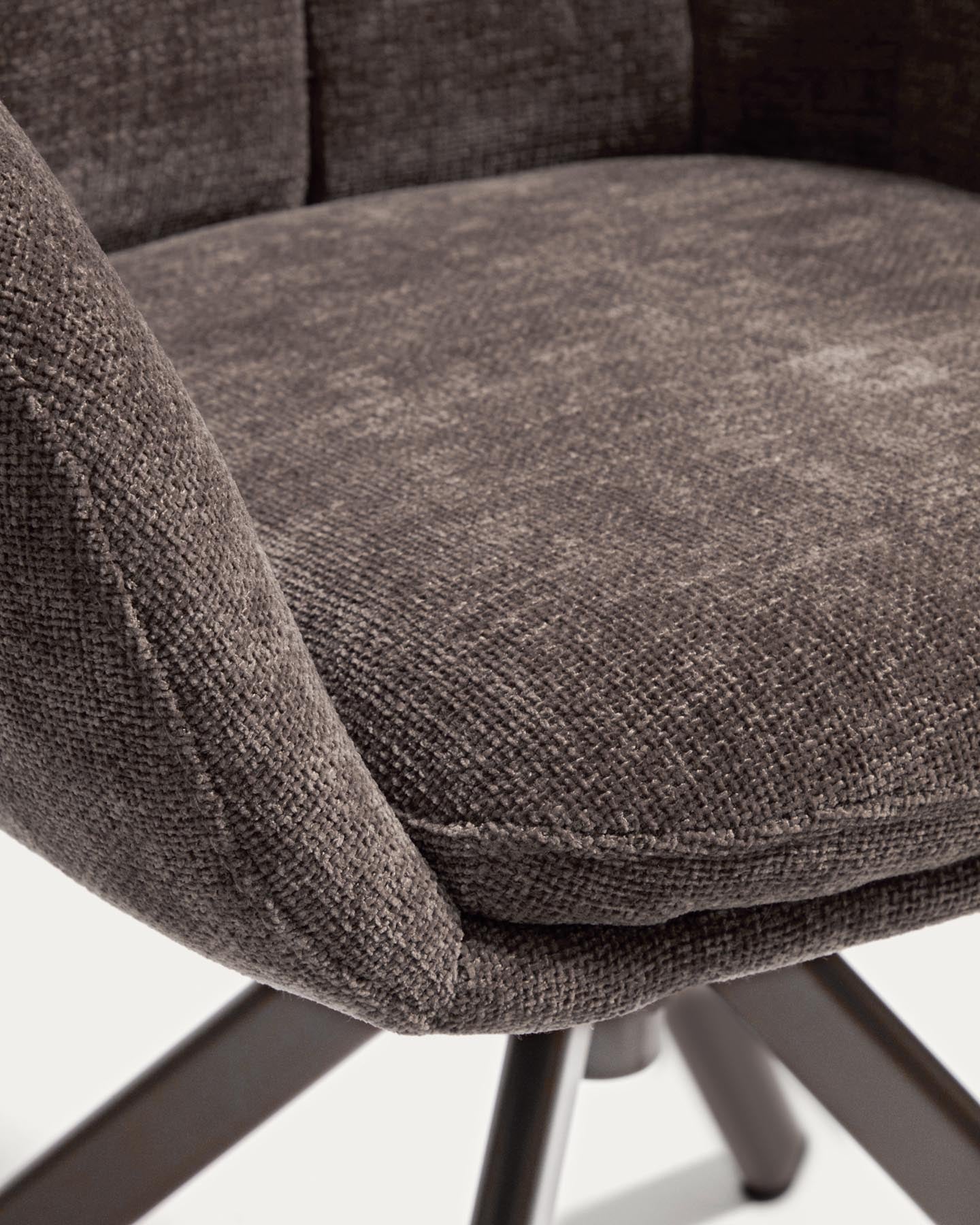 Drehstuhl Dorina aus brauner Chenille und Stahlbeinen mit braunem Finish in Braun präsentiert im Onlineshop von KAQTU Design AG. Drehstuhl ist von Kave Home