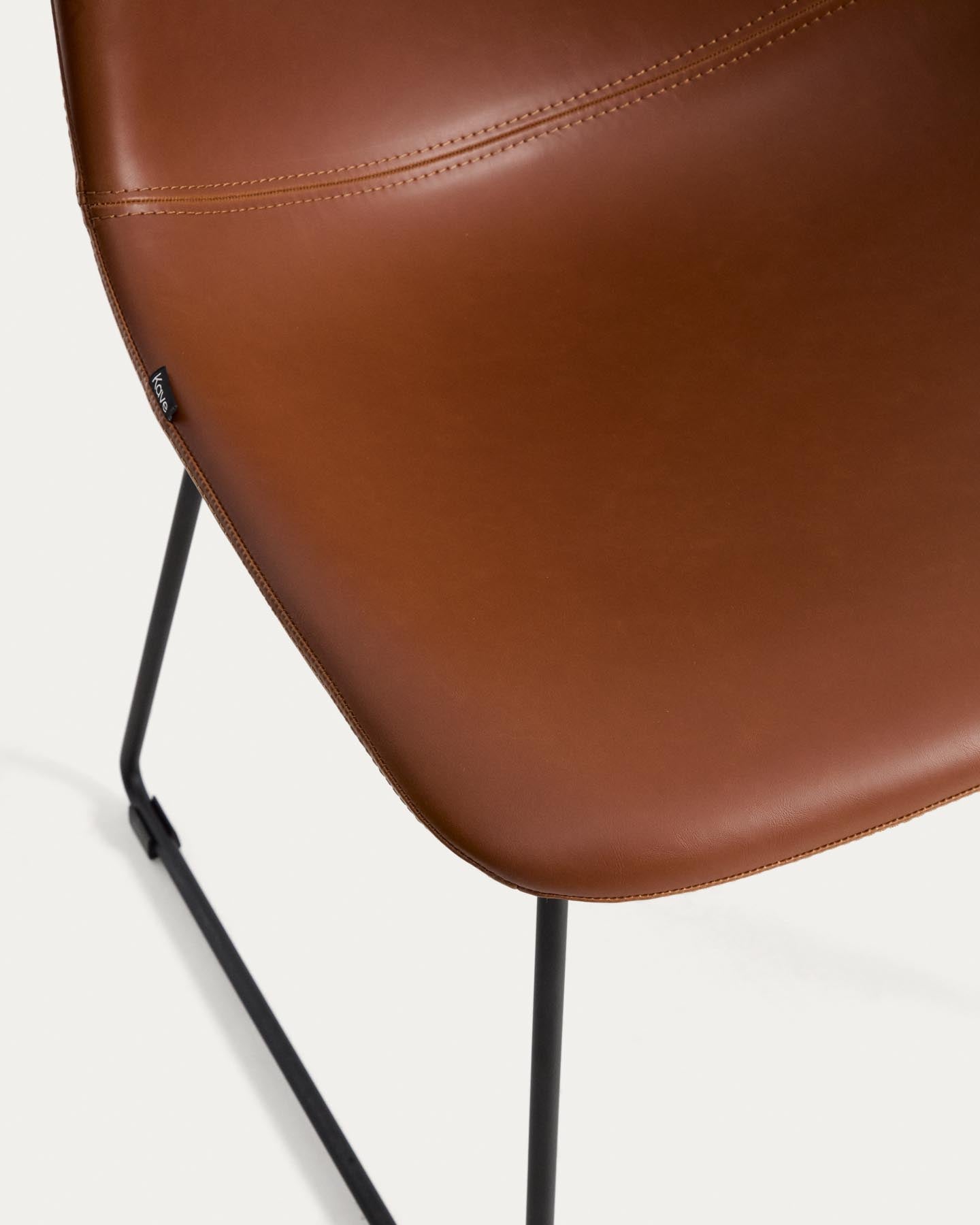 Stuhl Zahara mit braunem Polyurethan und Stahlbeinen mit schwarzem Finish, FSC 100 % in Braun präsentiert im Onlineshop von KAQTU Design AG. Stuhl ist von Kave Home