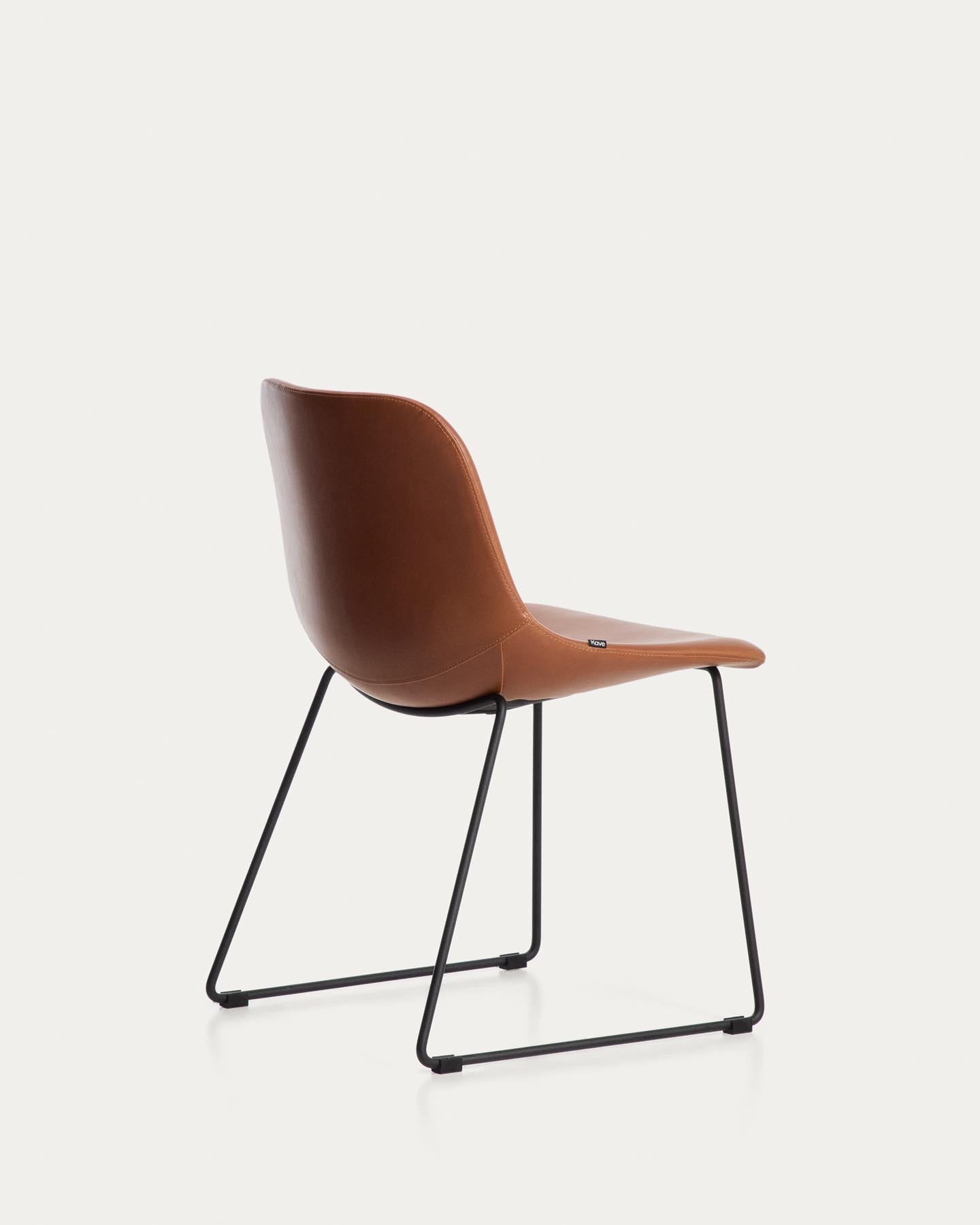 Stuhl Zahara mit braunem Polyurethan und Stahlbeinen mit schwarzem Finish, FSC 100 % in Braun präsentiert im Onlineshop von KAQTU Design AG. Stuhl ist von Kave Home