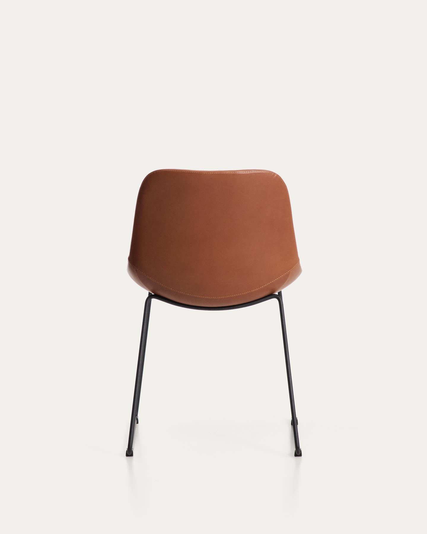 Stuhl Zahara mit braunem Polyurethan und Stahlbeinen mit schwarzem Finish, FSC 100 % in Braun präsentiert im Onlineshop von KAQTU Design AG. Stuhl ist von Kave Home