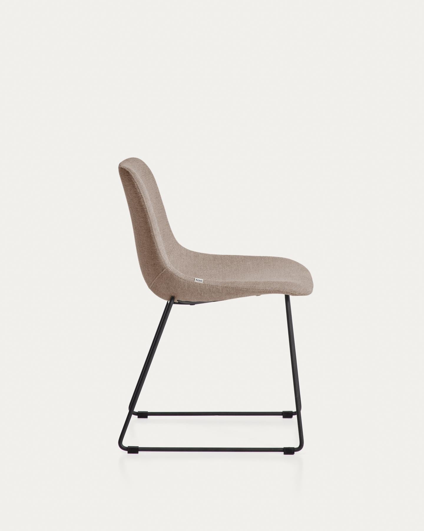 Stuhl Zahara mit brauner Chenille und Stahlbeinen mit schwarzem Finish, FSC 100 % in Braun präsentiert im Onlineshop von KAQTU Design AG. Stuhl ist von Kave Home